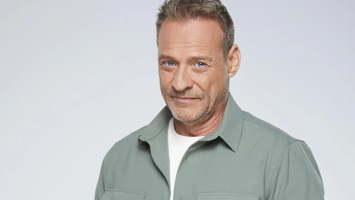 Kai Noll spielt "Rufus Sturm"
Die Verwendung des sendungsbezogenen Materials ist nur mit dem Hinweis und Verlinkung auf RTL+ gestattet.