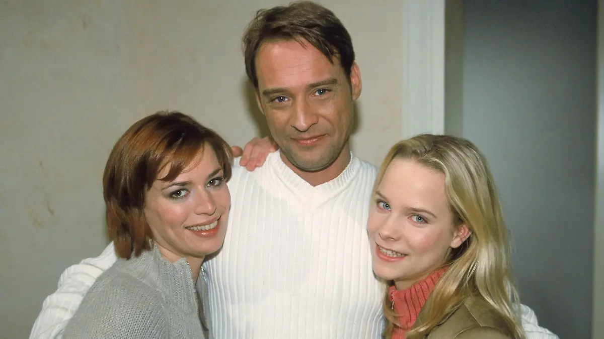 Die Sturms kommen: Ariane (Petra Gumpold, l.) und Rufus (Kai Noll) Sturm ziehen mit Tochter Romy (Nike Martens) in der Schillerallee 10 ein.