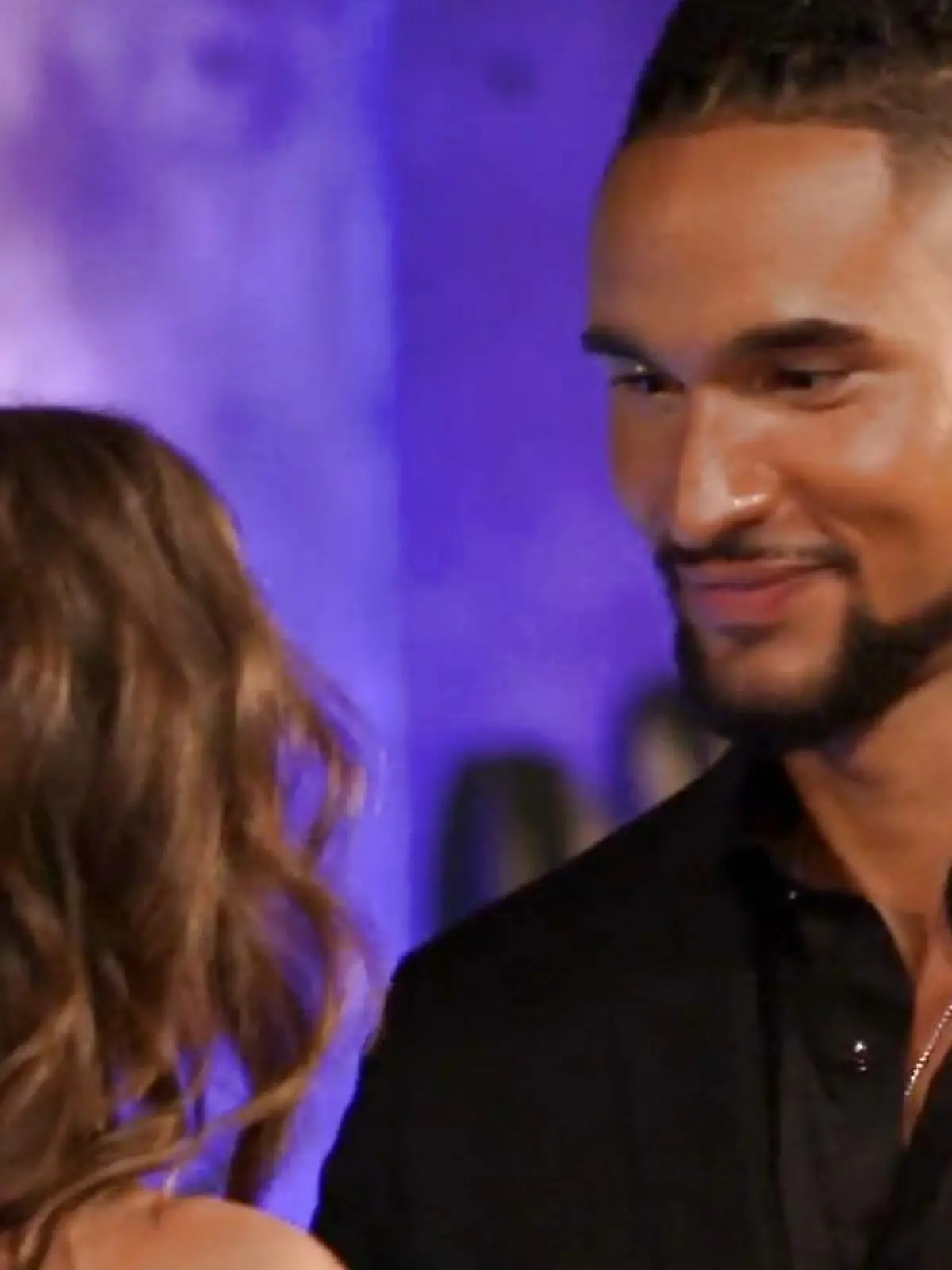 Kandidatin Fiona bittet Bachelor David Jackson zum Tanz
