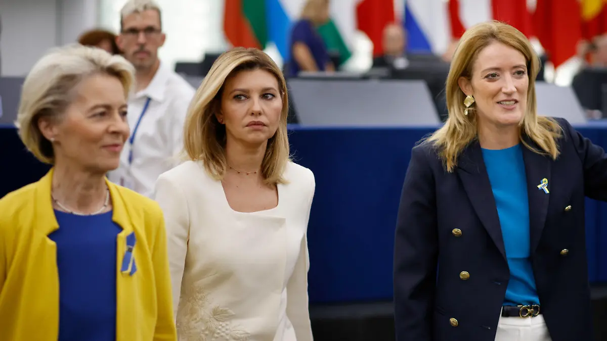 14.09.2022, Frankreich, Straßburg: Olena Selenska (M), Ehefrau des ukrainischen Präsidenten Selenskyj, Roberta Metsola (r), Präsidentin des Europäischen Parlaments, und Kommissionspräsidentin Ursula von der Leyen kommen zur Plenarsitzung des EU-Parlamentes. Von der Leyen hält zu Beginn der Plenarsitzung des Europaparlaments eine Rede zur Lage der Union. Foto: Philipp von Ditfurth/dpa +++ dpa-Bildfunk +++