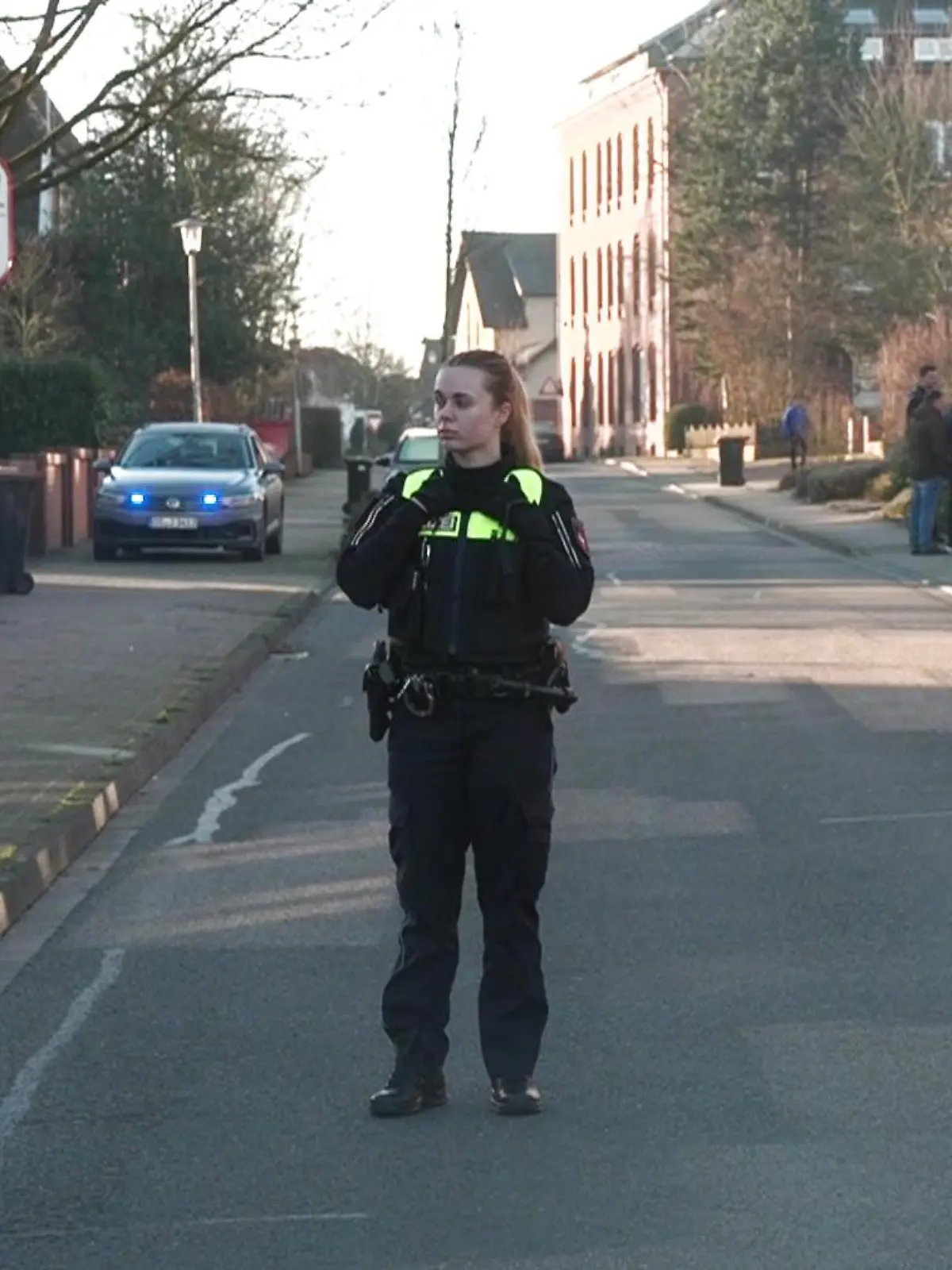 Polizisten sperren den Tatort in Bramsche weiträumig ab.