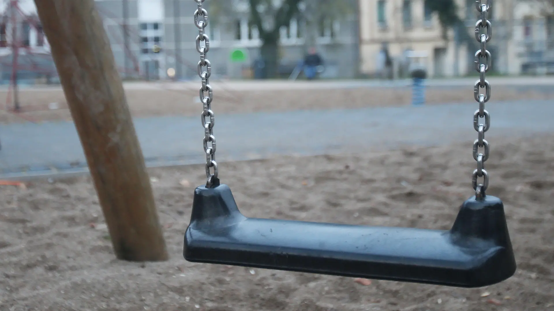 Eine Schaukel hängt am 17.11.2013 auf einem Spielplatz in Harburg (Hamburg). Ein fünfjähriges Mädchen ist am 16.11.13 von diesem Spileplatz entführt und sexuell missbraucht worden. Beamte entdeckten das Kind am Samstagabend schwer verletzt und gefesselt in der Wohnung eines 63-jährigen Mannes in Hamburg-Harburg, wie die Polizei am Sonntag mitteilte. Den mutmaßlichen Täter stellten die Polizisten vor der Wohnung in der Nähe des Spielplatzes. Foto: Malte Christians/dpa (zu dpa-Meldung vom 17.11.2013) +++(c) dpa - Bildfunk+++