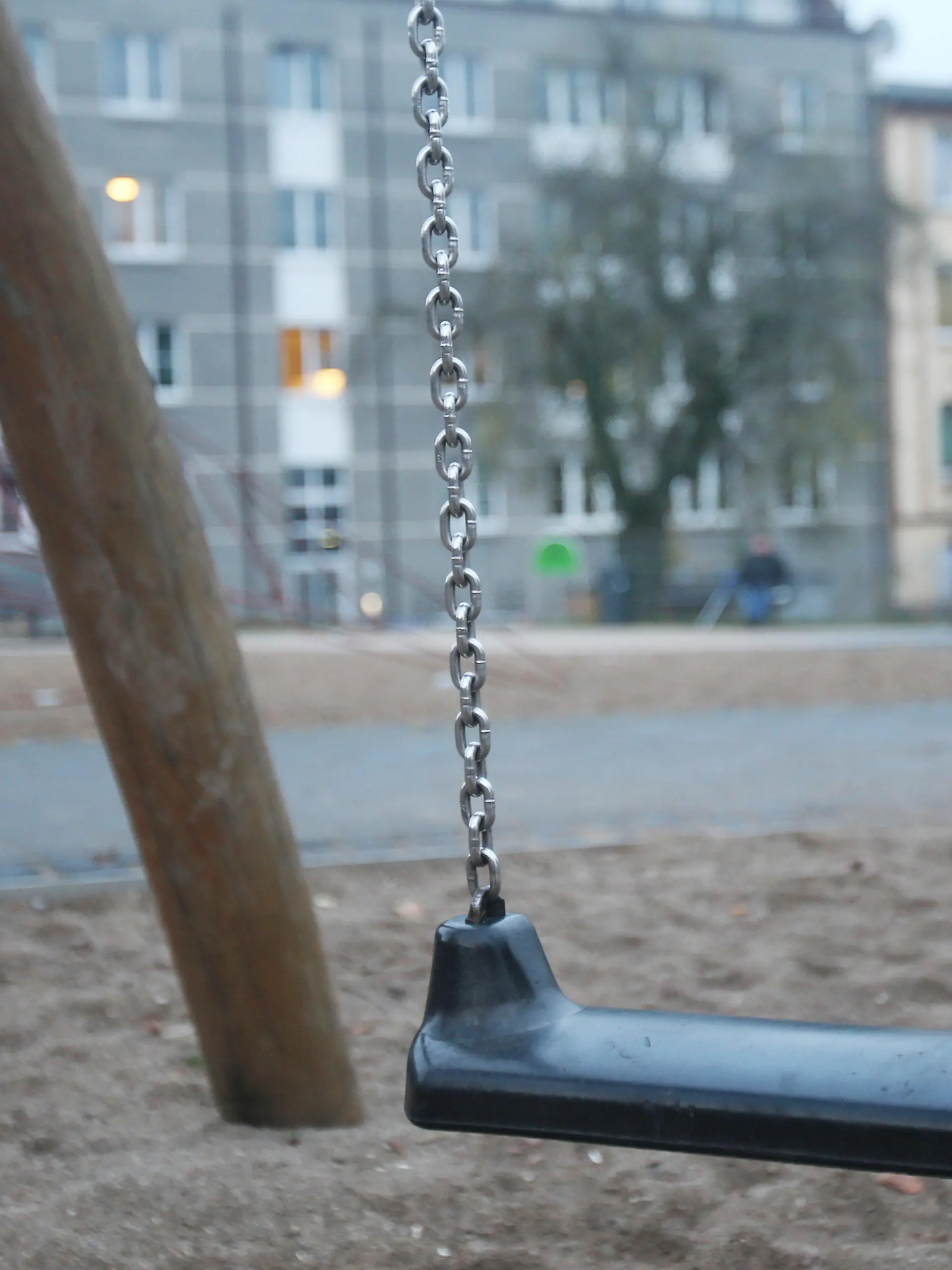 Eine Schaukel hängt am 17.11.2013 auf einem Spielplatz in Harburg (Hamburg). Ein fünfjähriges Mädchen ist am 16.11.13 von diesem Spileplatz entführt und sexuell missbraucht worden. Beamte entdeckten das Kind am Samstagabend schwer verletzt und gefesselt in der Wohnung eines 63-jährigen Mannes in Hamburg-Harburg, wie die Polizei am Sonntag mitteilte. Den mutmaßlichen Täter stellten die Polizisten vor der Wohnung in der Nähe des Spielplatzes. Foto: Malte Christians/dpa (zu dpa-Meldung vom 17.11.2013) +++(c) dpa - Bildfunk+++
