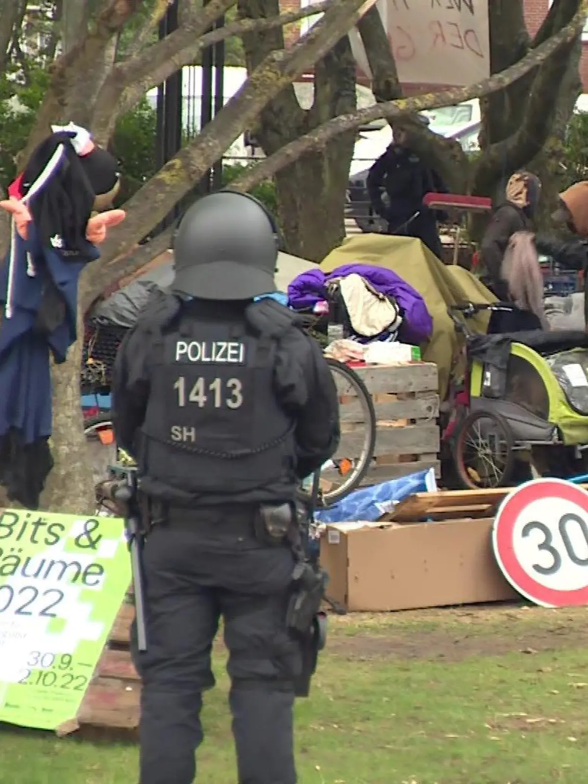Die Polizei steht bereit, um das Punk-Camp auf Sylt zu räumen.