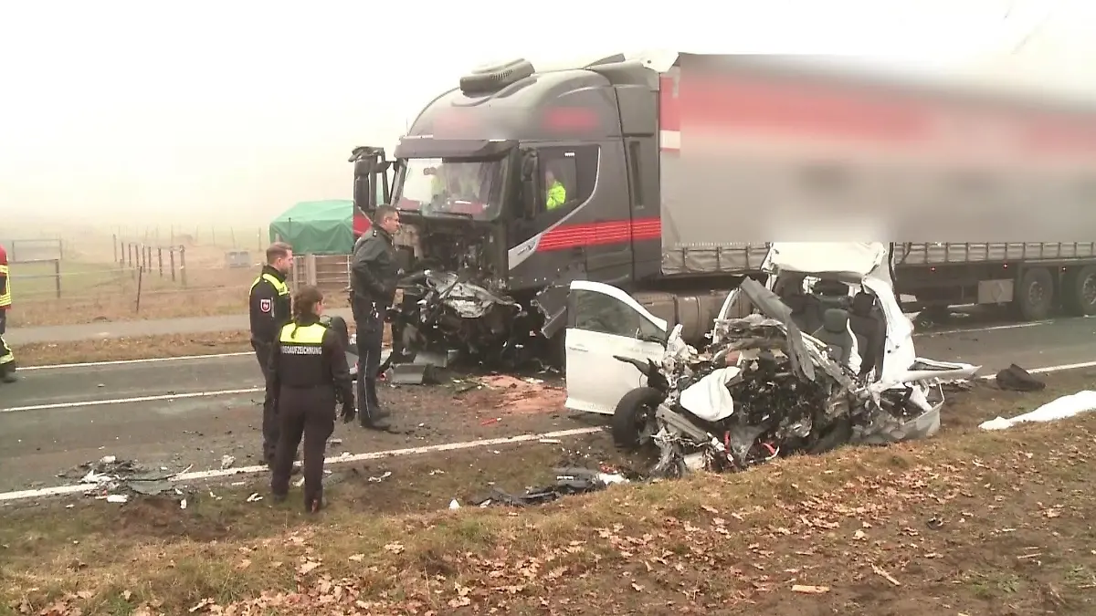 Der PKW ist komplett zerstört. Der Fahrer muss von der Feuerwehr herausgeschnitten werden. Er stirbt noch an der Unfallstelle.