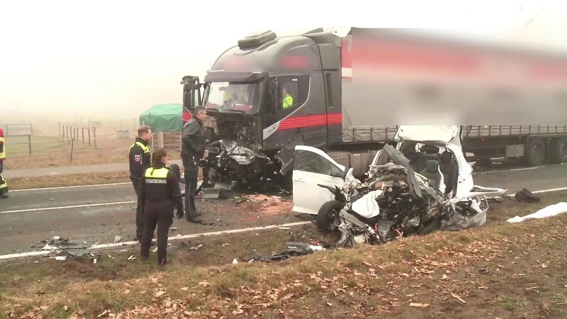 Der PKW ist komplett zerstört. Der Fahrer muss von der Feuerwehr herausgeschnitten werden. Er stirbt noch an der Unfallstelle.
