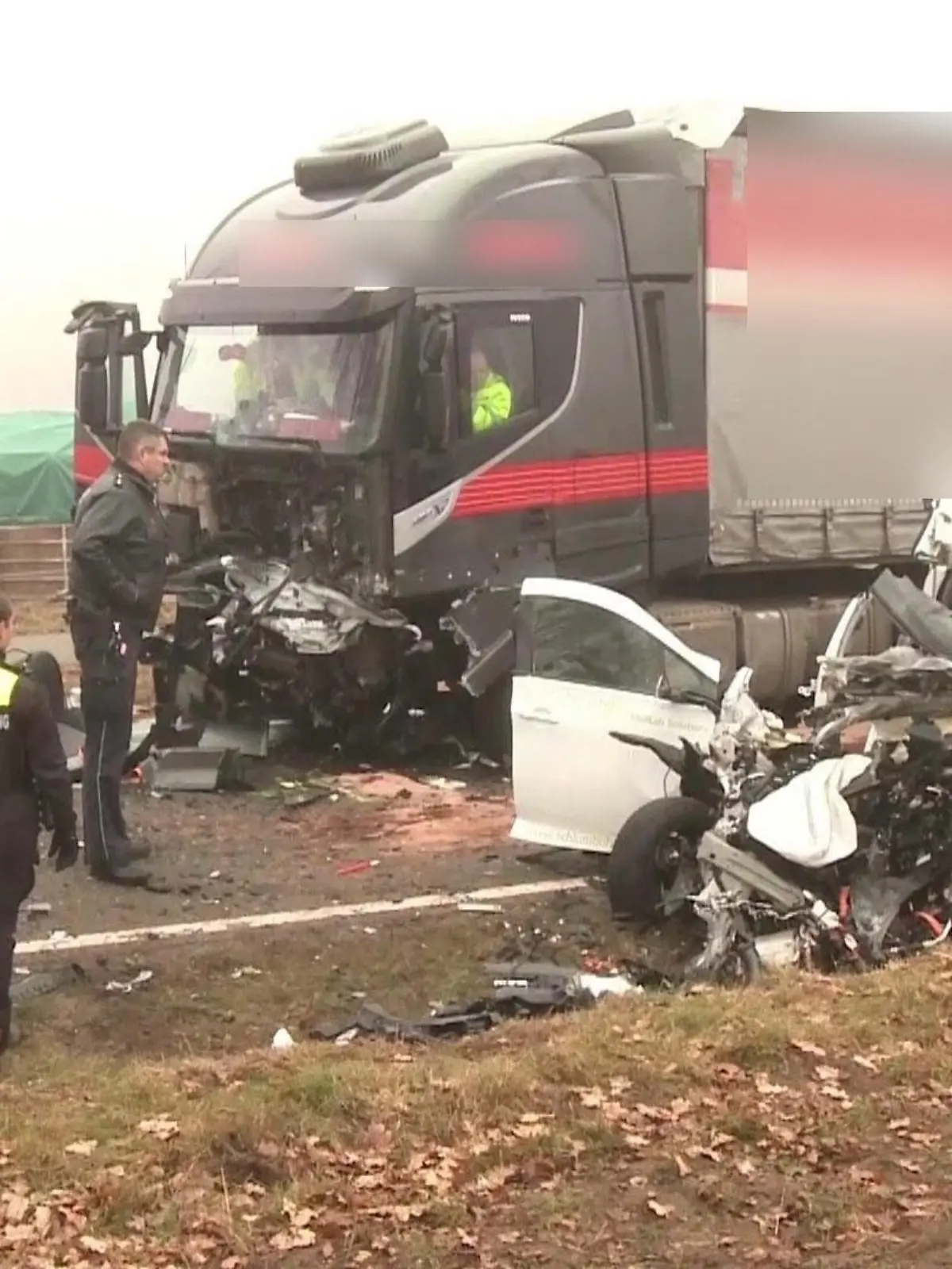 Der PKW ist komplett zerstört. Der Fahrer muss von der Feuerwehr herausgeschnitten werden. Er stirbt noch an der Unfallstelle.