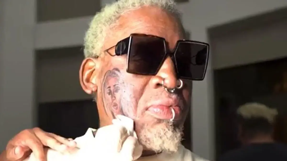 Dennis Rodman trägt seine neue Freundin jetzt immer bei sich.