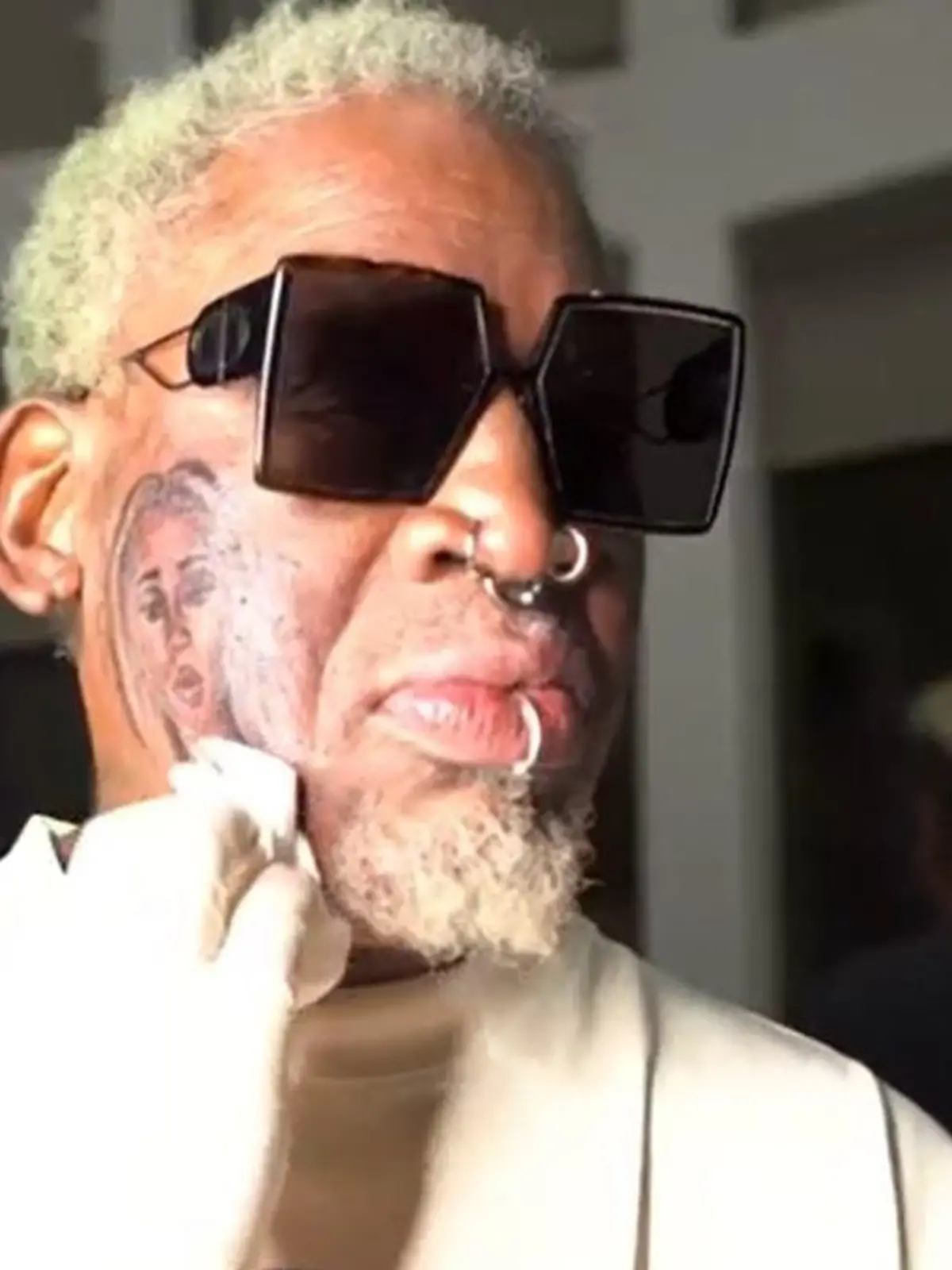 Dennis Rodman trägt seine neue Freundin jetzt immer bei sich.