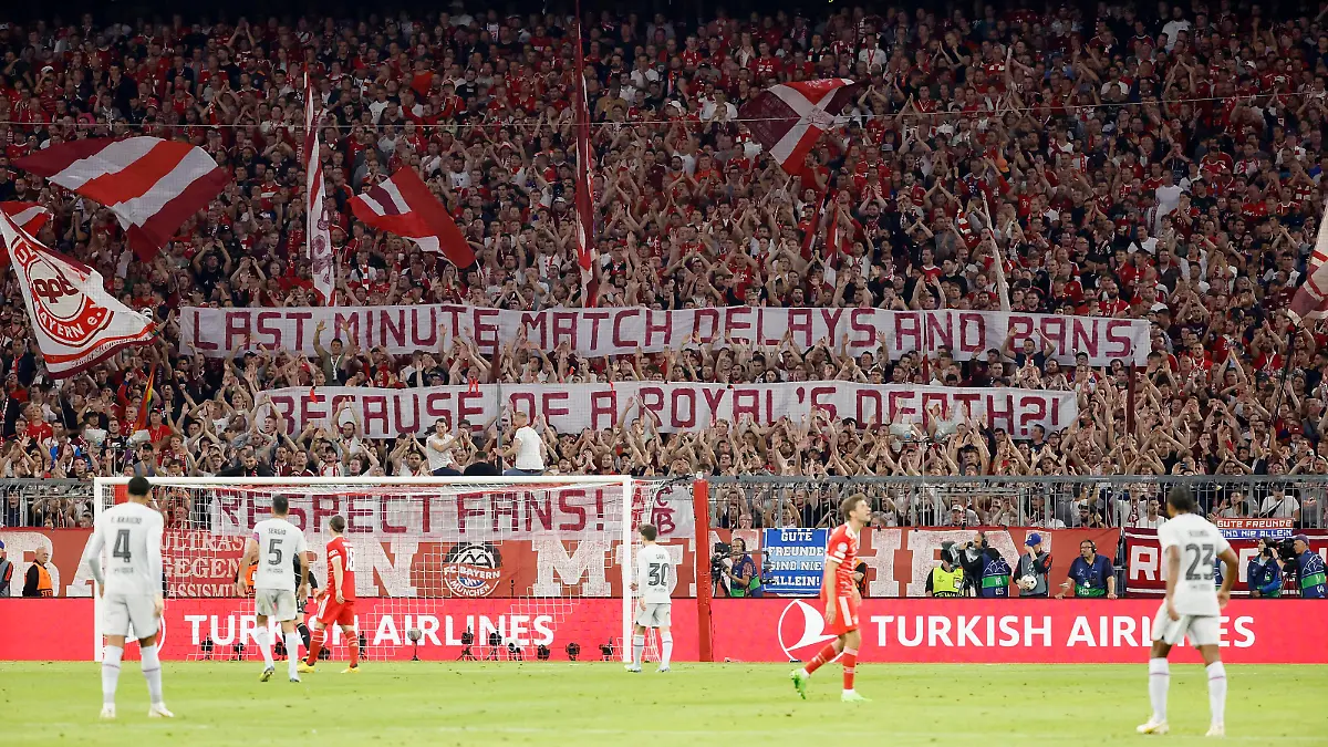 13.09.2022, Fussball, Champions League, Gruppenphase, FC Bayern Muenchen - FC Barcelona, Barca GER, Muenchen, Allianz Arena Bild: v. li. Banner, Plakat, Fans der Bayern Fans Protest wegen der Spielverlegungen zum Tod von Queen Elizabeth II *** 13 09 2022, football, Champions League, group stage, FC Bayern Muenchen FC Barcelona, GER, Muenchen, Allianz Arena picture v li banner, poster, fans of Bayern fans protest because of the postponement of the match to the death of Queen Elizabeth II Copyright: HMBxMedia/xHeikoxBecker