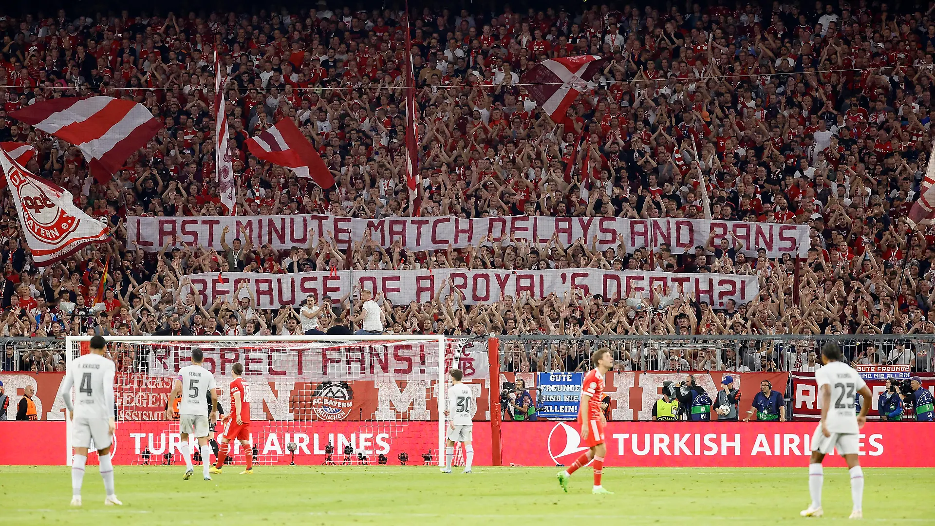 13.09.2022, Fussball, Champions League, Gruppenphase, FC Bayern Muenchen - FC Barcelona, Barca GER, Muenchen, Allianz Arena Bild: v. li. Banner, Plakat, Fans der Bayern Fans Protest wegen der Spielverlegungen zum Tod von Queen Elizabeth II *** 13 09 2022, football, Champions League, group stage, FC Bayern Muenchen FC Barcelona, GER, Muenchen, Allianz Arena picture v li banner, poster, fans of Bayern fans protest because of the postponement of the match to the death of Queen Elizabeth II Copyright: HMBxMedia/xHeikoxBecker