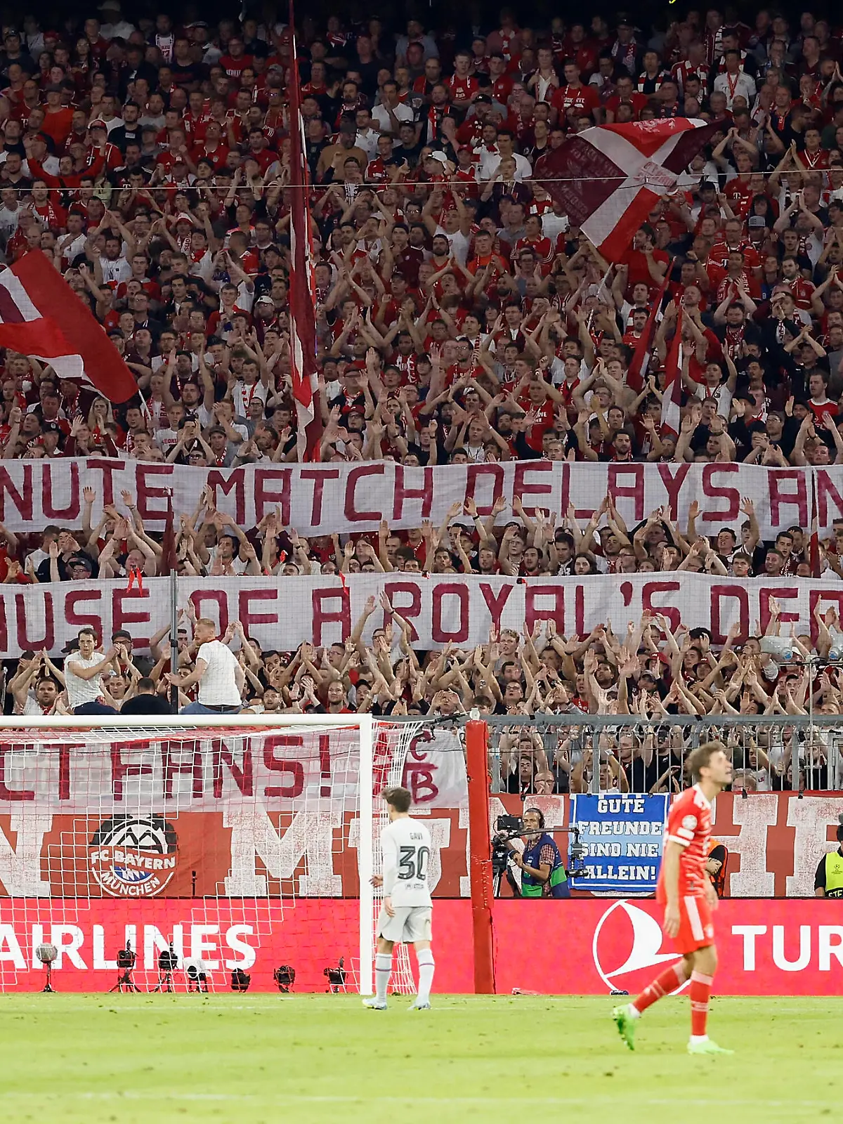  13.09.2022, Fussball, Champions League, Gruppenphase, FC Bayern Muenchen - FC Barcelona, Barca GER, Muenchen, Allianz Arena Bild: v. li. Banner, Plakat, Fans der Bayern Fans Protest wegen der Spielverlegungen zum Tod von Queen Elizabeth II *** 13 09 2022, football, Champions League, group stage, FC Bayern Muenchen FC Barcelona, GER, Muenchen, Allianz Arena picture v li banner, poster, fans of Bayern fans protest because of the postponement of the match to the death of Queen Elizabeth II Copyright: HMBxMedia/xHeikoxBecker