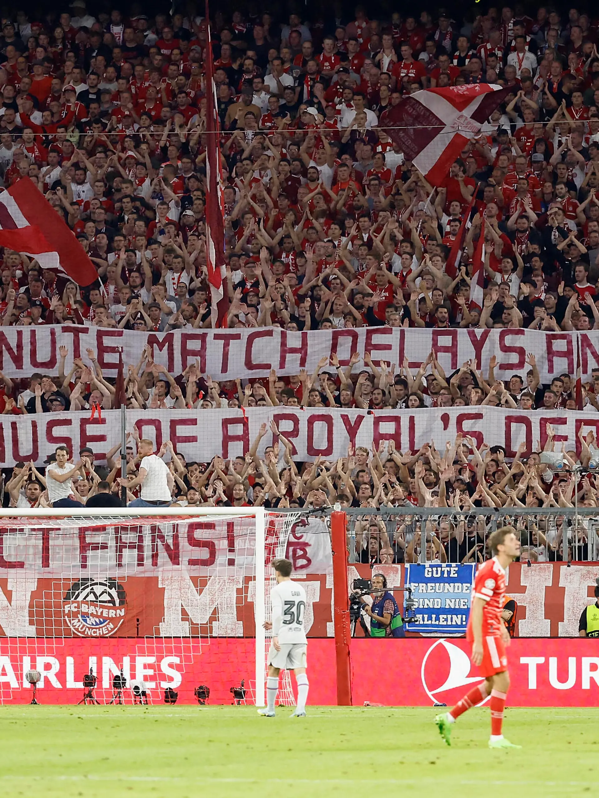  13.09.2022, Fussball, Champions League, Gruppenphase, FC Bayern Muenchen - FC Barcelona, Barca GER, Muenchen, Allianz Arena Bild: v. li. Banner, Plakat, Fans der Bayern Fans Protest wegen der Spielverlegungen zum Tod von Queen Elizabeth II *** 13 09 2022, football, Champions League, group stage, FC Bayern Muenchen FC Barcelona, GER, Muenchen, Allianz Arena picture v li banner, poster, fans of Bayern fans protest because of the postponement of the match to the death of Queen Elizabeth II Copyright: HMBxMedia/xHeikoxBecker