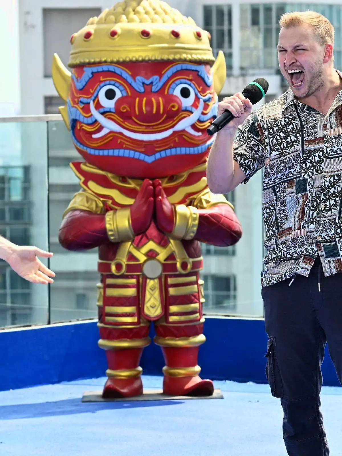 Felix Gleixner (l.) und David Leischick performen auf dem Rooftop des Sindhorn Midtown Hotels in Bangkok, dem ersten Set des Recalls in Thailand, den Song "Higher and Higher.

Die Verwendung des sendungsbezogenen Materials ist nur mit dem Hinweis und Verlinkung auf RTL+ gestattet.