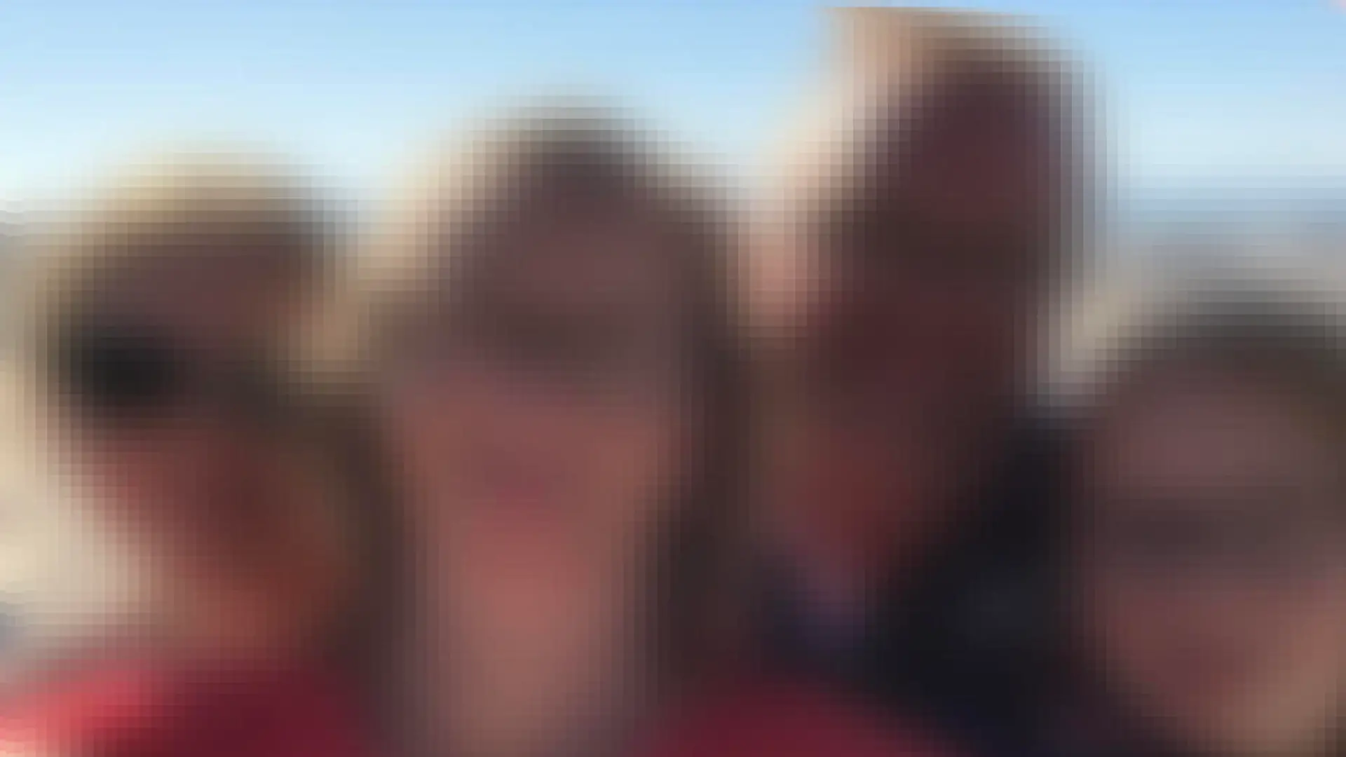 Die 19-Jährige (links) wurde bei einer Geburtstagsfeier in Bramsche vergewaltigt und starb. Hier mit ihrer Familie.