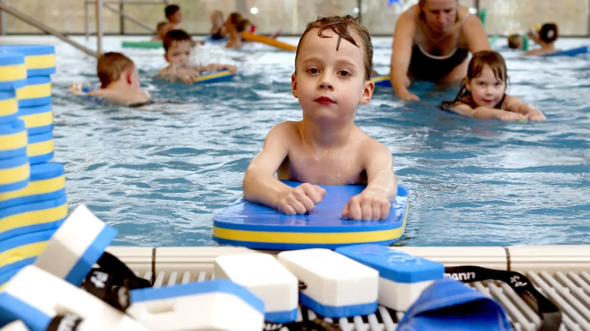 Kinderschwimmkurs: Kinder von 3 bis 7 Jahren lernen Schwimmen im Lehrschwimmbecken des Aggua-Hallenbads. Troisdorf, Nordrhein-Westfalen, Deutschland, 29.03.2006