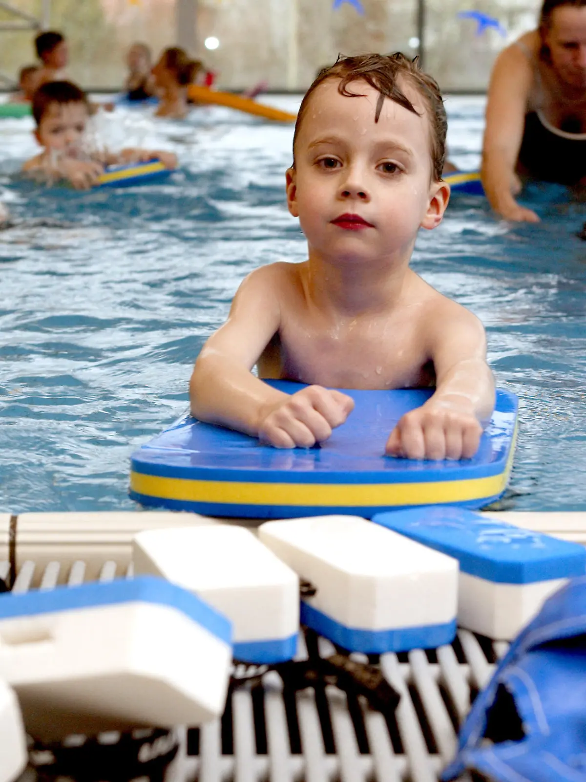 Kinderschwimmkurs: Kinder von 3 bis 7 Jahren lernen Schwimmen im Lehrschwimmbecken des Aggua-Hallenbads. Troisdorf, Nordrhein-Westfalen, Deutschland, 29.03.2006