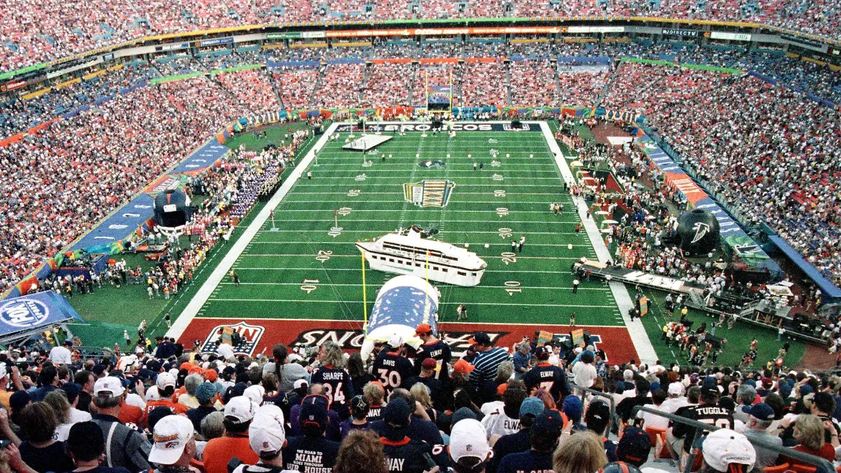 Bildnummer: 02704266  Datum: 31.01.1999  Copyright: imago/UPI Photo
Das Pro Player Stadium in Miami während des Vorprogramms zum 33. Super Bowl 1999 - PUBLICATIONxINxGERxSUIxAUTxHUNxONLY (SBP99013124); Vdig, quer, Show, Showprogramm, Rahmenprogramm, Stadion, Footballstadion, innen, Innenansicht, Tribüne, Tribünen, Rang, Ränge, voll, ausverkauft, innen, Innenansicht, Spielfeld, Spielfläche, Zuschauer, Publikum, Zuschauerperspektive, Austragungsort NFL 1998/1999, 33. Super Bowl, Superbowl XXXIII, Finale, Endspiel Miami Pro Player Stadium, Wettkampfstätte American Football Herren Mannschaft USA Totale Randmotiv Personen Sportstätte