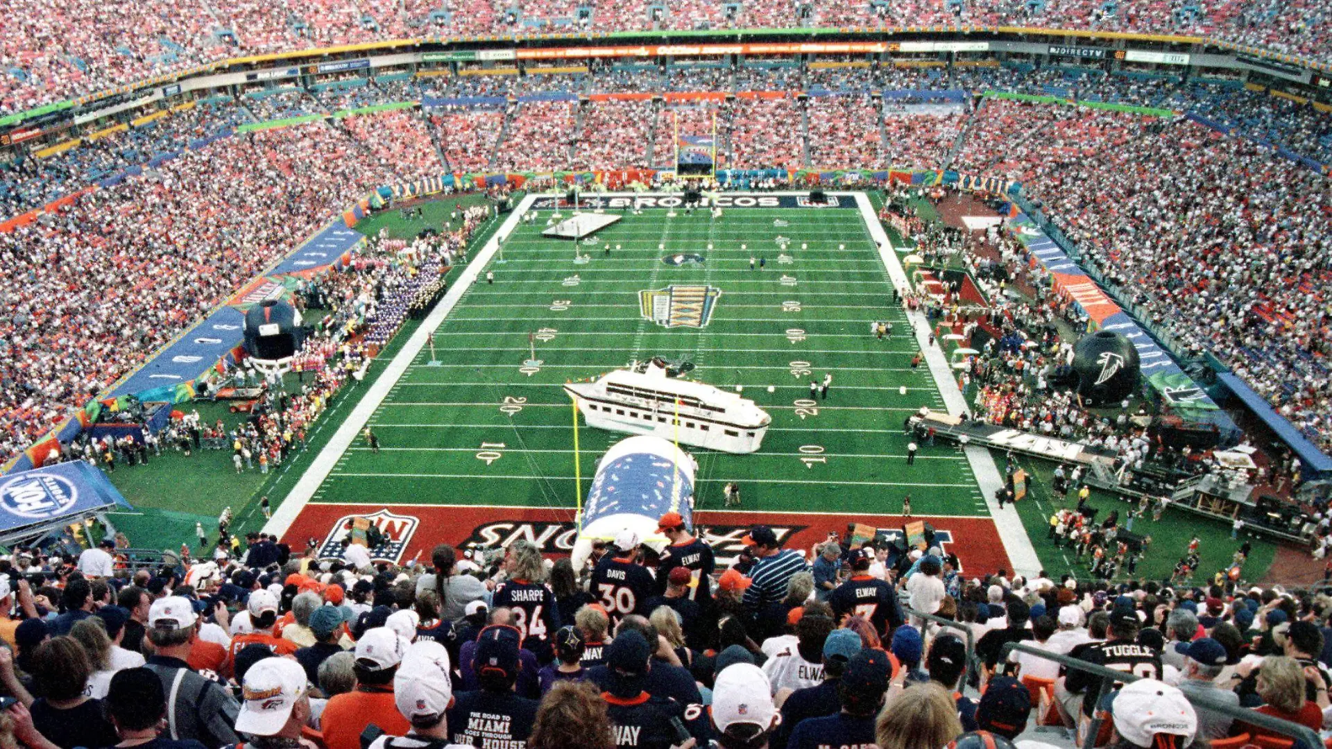 Bildnummer: 02704266  Datum: 31.01.1999  Copyright: imago/UPI Photo
Das Pro Player Stadium in Miami während des Vorprogramms zum 33. Super Bowl 1999 - PUBLICATIONxINxGERxSUIxAUTxHUNxONLY (SBP99013124); Vdig, quer, Show, Showprogramm, Rahmenprogramm, Stadion, Footballstadion, innen, Innenansicht, Tribüne, Tribünen, Rang, Ränge, voll, ausverkauft, innen, Innenansicht, Spielfeld, Spielfläche, Zuschauer, Publikum, Zuschauerperspektive, Austragungsort NFL 1998/1999, 33. Super Bowl, Superbowl XXXIII, Finale, Endspiel Miami Pro Player Stadium, Wettkampfstätte American Football Herren Mannschaft USA Totale Randmotiv Personen Sportstätte