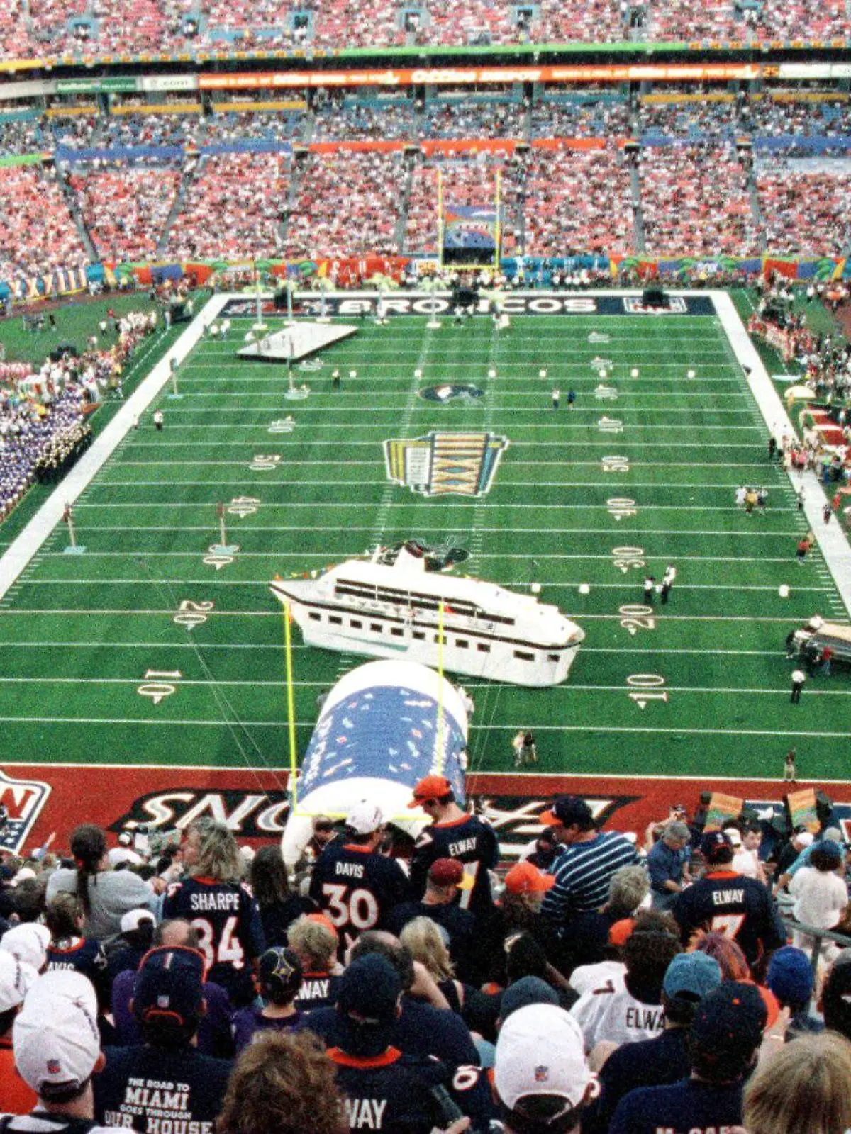 Bildnummer: 02704266  Datum: 31.01.1999  Copyright: imago/UPI Photo
Das Pro Player Stadium in Miami während des Vorprogramms zum 33. Super Bowl 1999 - PUBLICATIONxINxGERxSUIxAUTxHUNxONLY (SBP99013124); Vdig, quer, Show, Showprogramm, Rahmenprogramm, Stadion, Footballstadion, innen, Innenansicht, Tribüne, Tribünen, Rang, Ränge, voll, ausverkauft, innen, Innenansicht, Spielfeld, Spielfläche, Zuschauer, Publikum, Zuschauerperspektive, Austragungsort NFL 1998/1999, 33. Super Bowl, Superbowl XXXIII, Finale, Endspiel Miami Pro Player Stadium, Wettkampfstätte American Football Herren Mannschaft USA Totale Randmotiv Personen Sportstätte