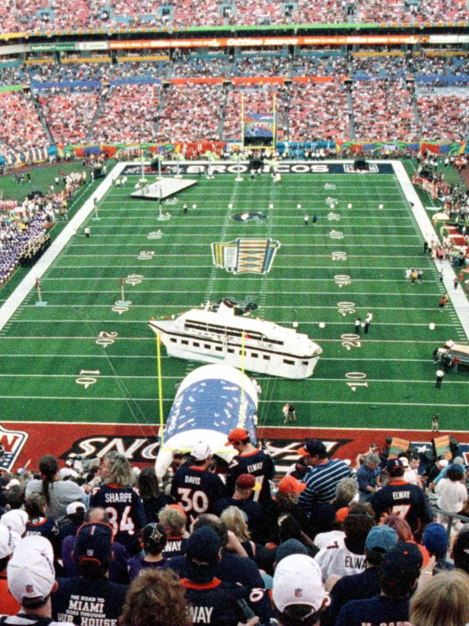 Bildnummer: 02704266  Datum: 31.01.1999  Copyright: imago/UPI Photo
Das Pro Player Stadium in Miami während des Vorprogramms zum 33. Super Bowl 1999 - PUBLICATIONxINxGERxSUIxAUTxHUNxONLY (SBP99013124); Vdig, quer, Show, Showprogramm, Rahmenprogramm, Stadion, Footballstadion, innen, Innenansicht, Tribüne, Tribünen, Rang, Ränge, voll, ausverkauft, innen, Innenansicht, Spielfeld, Spielfläche, Zuschauer, Publikum, Zuschauerperspektive, Austragungsort NFL 1998/1999, 33. Super Bowl, Superbowl XXXIII, Finale, Endspiel Miami Pro Player Stadium, Wettkampfstätte American Football Herren Mannschaft USA Totale Randmotiv Personen Sportstätte