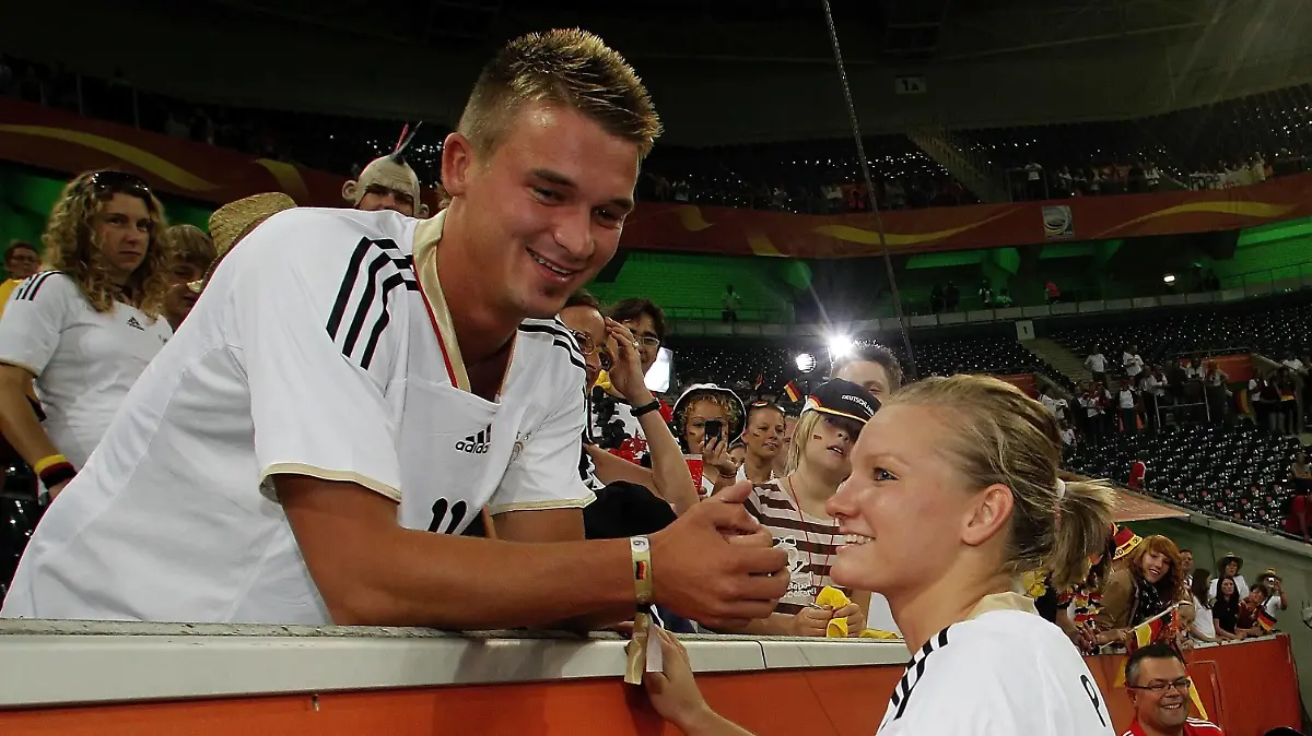 Bildnummer: 08116910  Datum: 05.07.2011  Copyright: imago/Avanti
Alexandra Popp (DFB) mit ihrem Freund Patrick . Frankreich-Deutschland . Frauen Fussball-Weltmeisterschaft 2011 . Mönchengladbach , 05.07.2011 ,; Damen Fussball Frauenfussball WM Mönchengladbach DFB Nationalteam Länderspiel x2x xkg 2011 quadrat Aufmacher premiumd Saison - 2011 Fussball Fußball Ballsport Frauen weiblich Laenderspiel Länderspiel DFB Deutsche Fussball Nationalmannschaft Nationalelf Nationalteam Weltmeisterschaft WM World Cup o0 Familie Mann Freund Lebensgefährte privat

Image number 08116910 date 05 07 2011 Copyright imago Avanti Alexandra Popp DFB with her Friend Patrick France Germany Women Football World Cup 2011 Moenchengladbach 05 07 2011 women Football Women\u0026#39;s football World Cup Moenchengladbach DFB National team international match x2x xkg 2011 Square Highlight premiumd Season 2011 Football Football Ball sports Women female Country game international match DFB German Football national team National team National team World Cup World Cup World Cup o0 Family Man Friend Life companion Private 