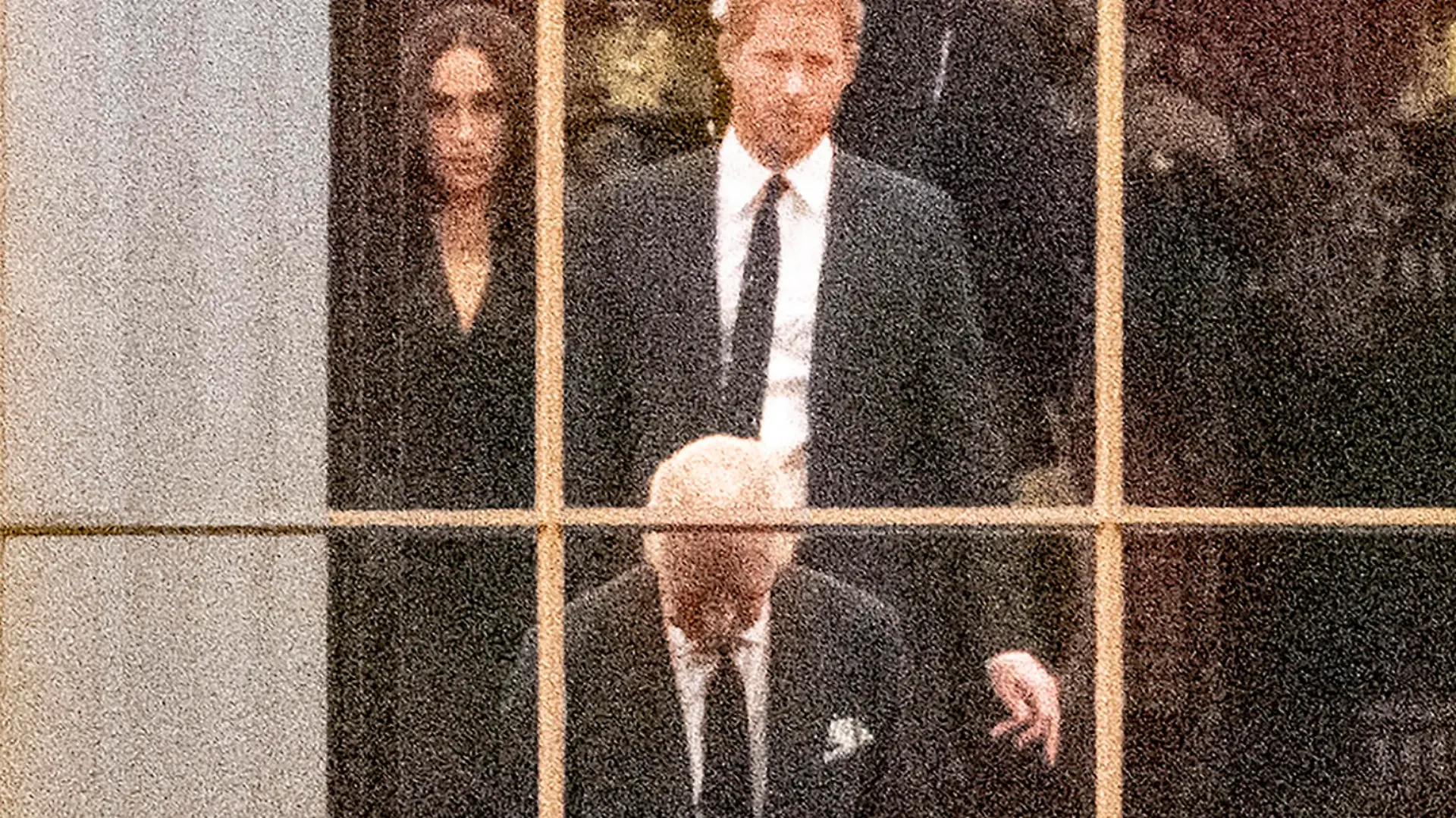 . 13/09/2022. London, United Kingdom. King Charles III and Prince Harry & Meghan Markle wait for the arrival of the coffin of Queen Elizabeth II at Buckingham Palace in London. PUBLICATIONxINxGERxSUIxAUTxHUNxONLY xPoolx/xi-Imagesx IIM-23766-0012