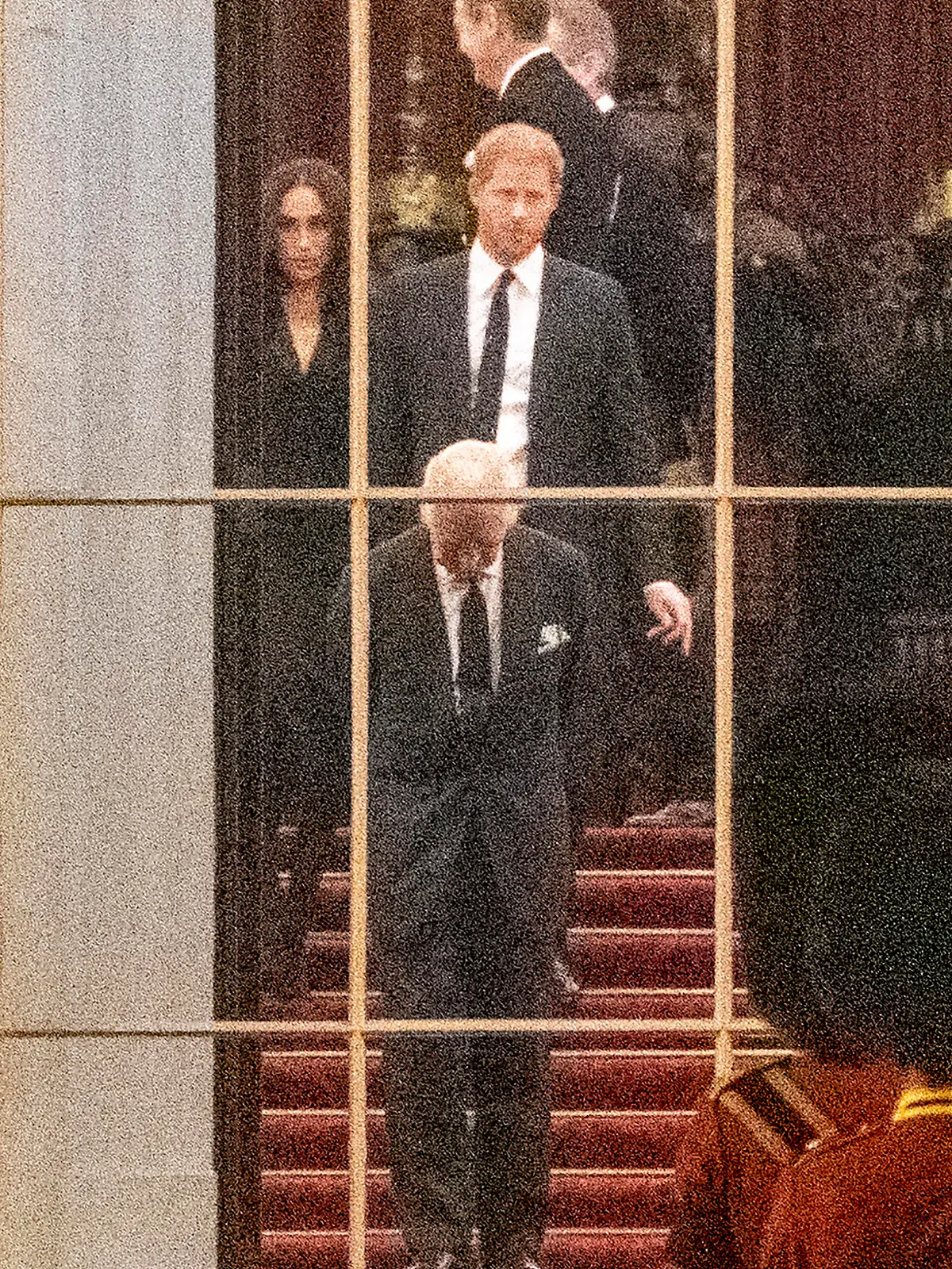. 13/09/2022. London, United Kingdom. King Charles III and Prince Harry & Meghan Markle wait for the arrival of the coffin of Queen Elizabeth II at Buckingham Palace in London. PUBLICATIONxINxGERxSUIxAUTxHUNxONLY xPoolx/xi-Imagesx IIM-23766-0012 