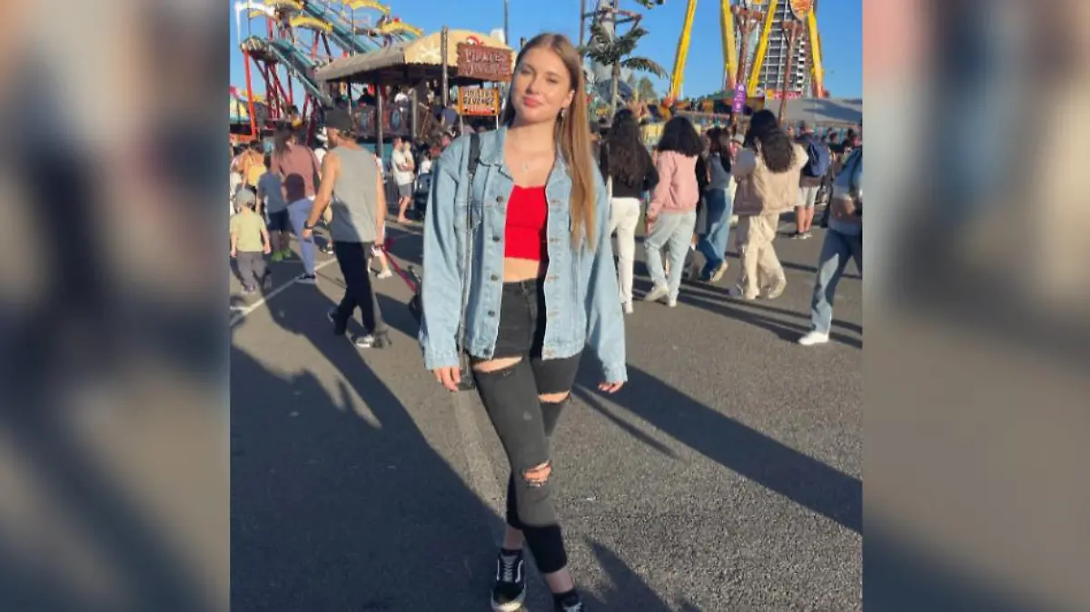 Lily steht da mit rotem T-Shirt