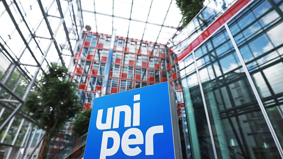 ARCHIV - 13.06.2022, Nordrhein-Westfalen, Düsseldorf: Ein Logo steht im Foyer der Hauptverwaltung des Energieversorgungsunternehmens Uniper in Düsseldorf. Der mit Steuermilliarden gerettete Gasimporteur Uniper hat seine Sponsoring-Aktivitäten verteidigt. Foto: Oliver Berg/dpa +++ dpa-Bildfunk +++