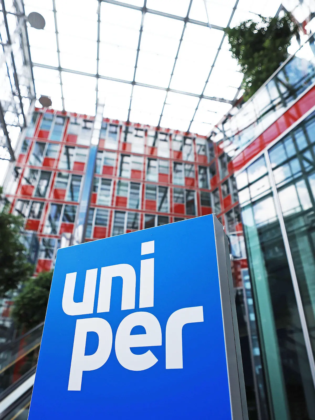 ARCHIV - 13.06.2022, Nordrhein-Westfalen, Düsseldorf: Ein Logo steht im Foyer der Hauptverwaltung des Energieversorgungsunternehmens Uniper in Düsseldorf. Der mit Steuermilliarden gerettete Gasimporteur Uniper hat seine Sponsoring-Aktivitäten verteidigt. Foto: Oliver Berg/dpa +++ dpa-Bildfunk +++