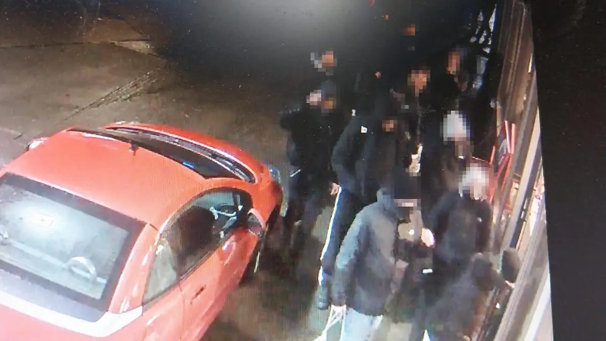 Teile der Fangruppe, die kurz darauf den Verkaufsraum der star-Tankstelle plündern.