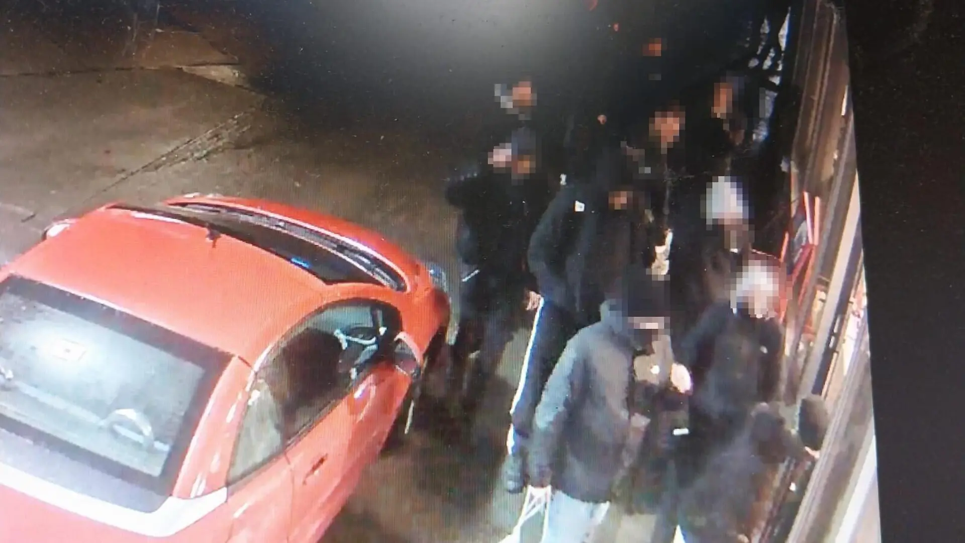Teile der Fangruppe, die kurz darauf den Verkaufsraum der star-Tankstelle plündern.