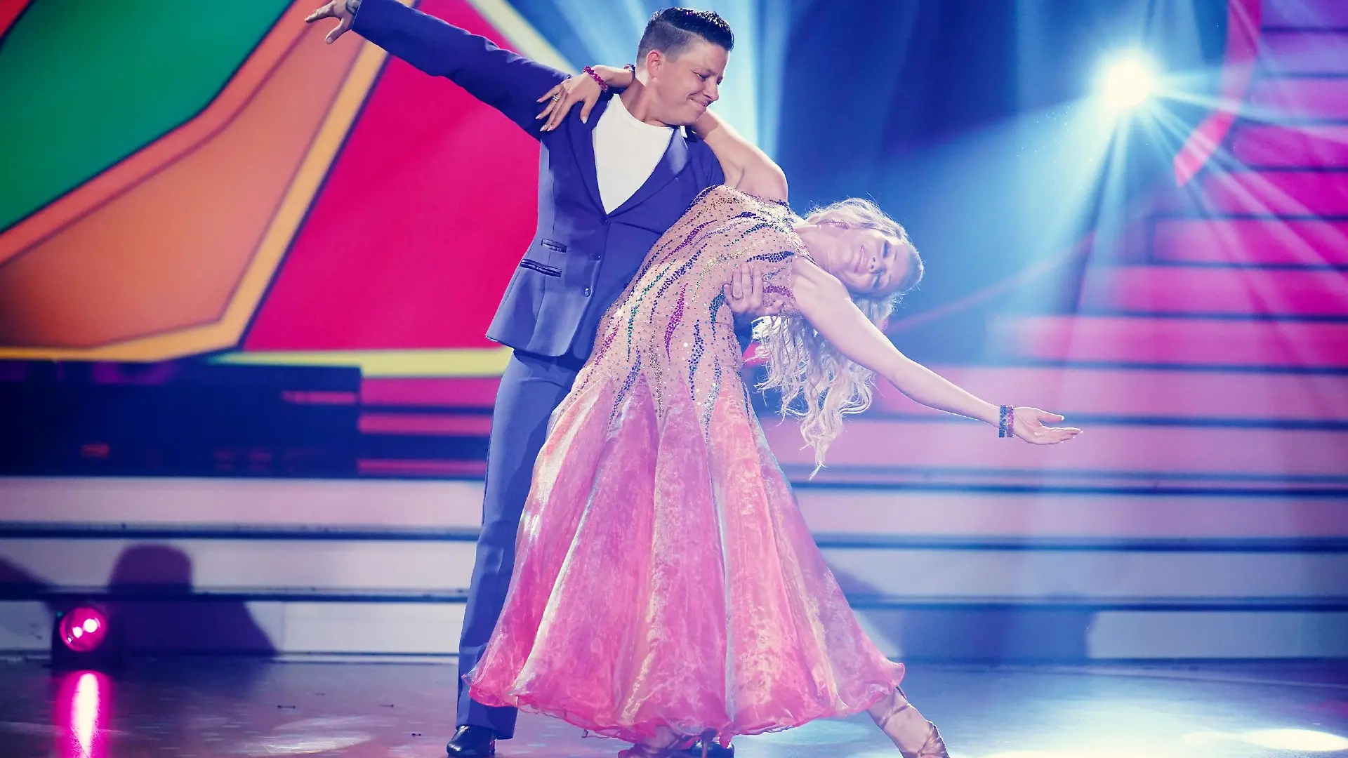Kerstin Ott und Regina Luca tanzen einen Langsamen Walzer.
Verwendung der Bilder für Online-Medien ausschließlich mit folgender Verlinkung: "Alle Infos zu "Let´s Dance" im Special bei RTL.de: https://www.rtl.de/cms/sendungen/lets-dance.html