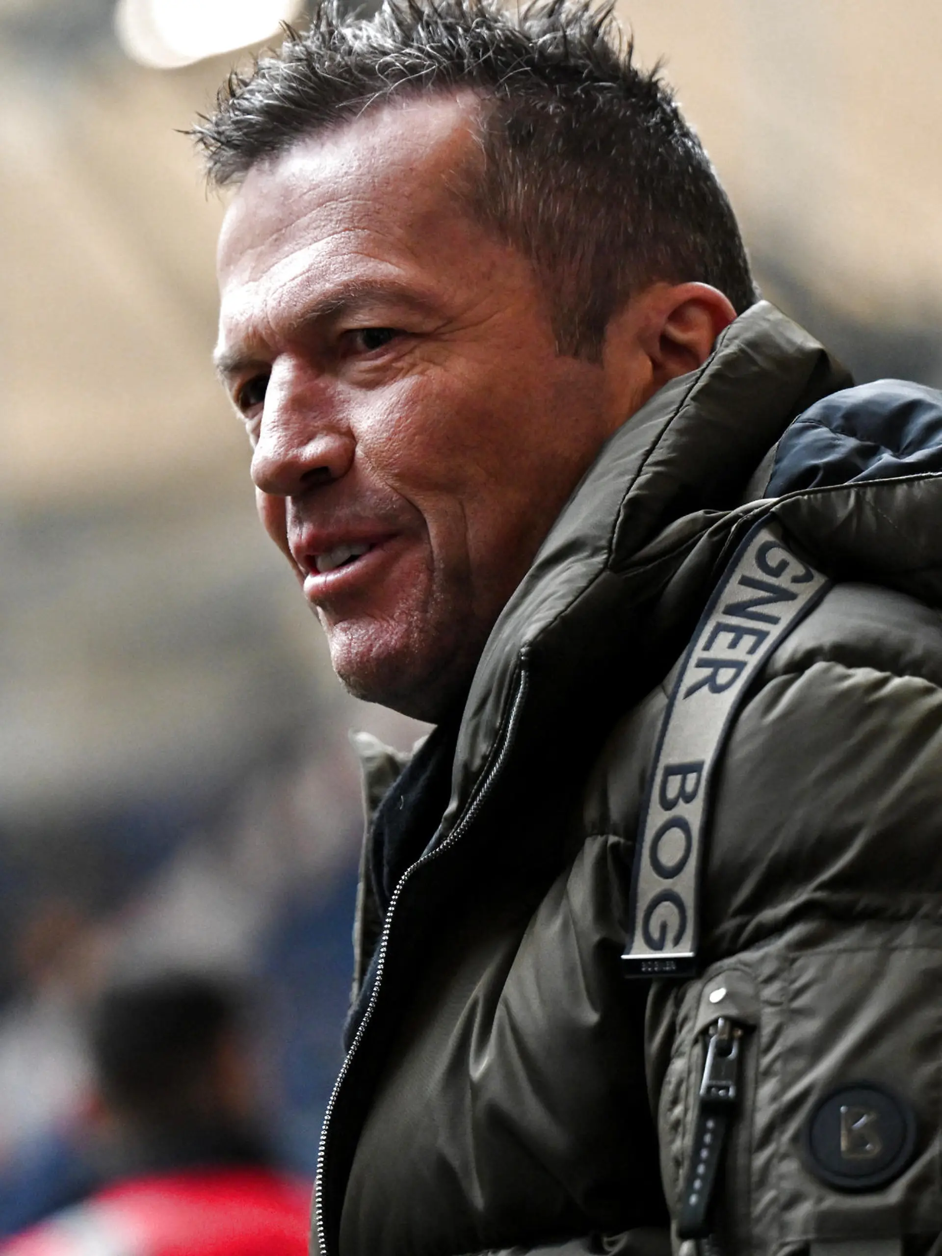 11.03.2023, Nordrhein-Westfalen, Gelsenkirchen: Fußball: Bundesliga, FC Schalke 04 - Borussia Dortmund, 24. Spieltag, in der Veltins Arena. TV-Experte Lothar Matthäus ist vor dem Spiel im Stadion. Foto: David Inderlied/dpa +++ dpa-Bildfunk +++