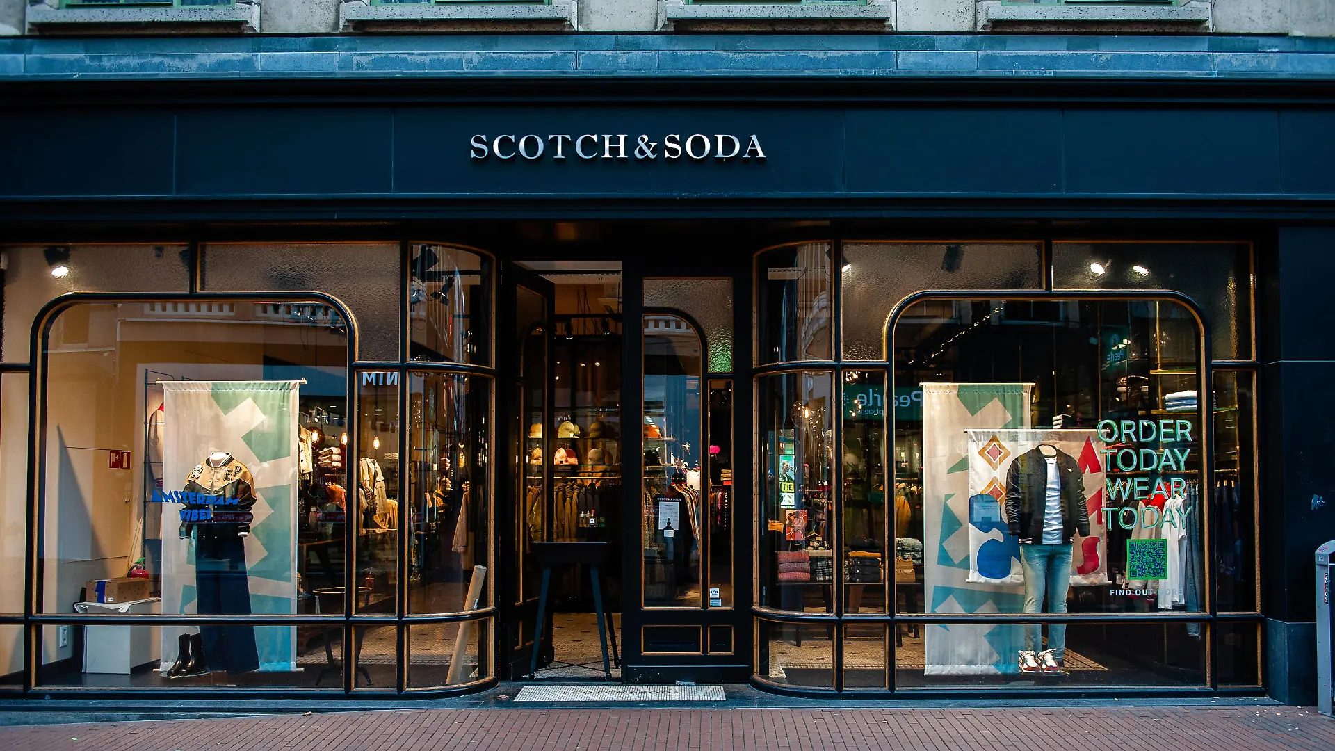 January 14, 2022, Nijmegen, Gelderland, Netherlands: A view of a closed Scotch&Soda fashion store..Tonight, the cabinet is expected to announce a relaxation of the coronavirus rules for higher education, retail, contact professions, and sports. In the meantime, the cultural and catering industries will have to wait a bit longer. The Hague sources report that the cabinet has reached an agreement on this. The shops may remain open until 5 p.m. There are still restrictions on the maximum number of visitors per square meter. The hard lockdown is set to end on Saturday, January 15, and due to the advice of the OMT Outbreak Management Team, university and MBO students may get the chance for physical lessons again. The pressure to let go of the - ZUMAs197 20220114_zaa_s197_077 Copyright: xAnaxFernandezx