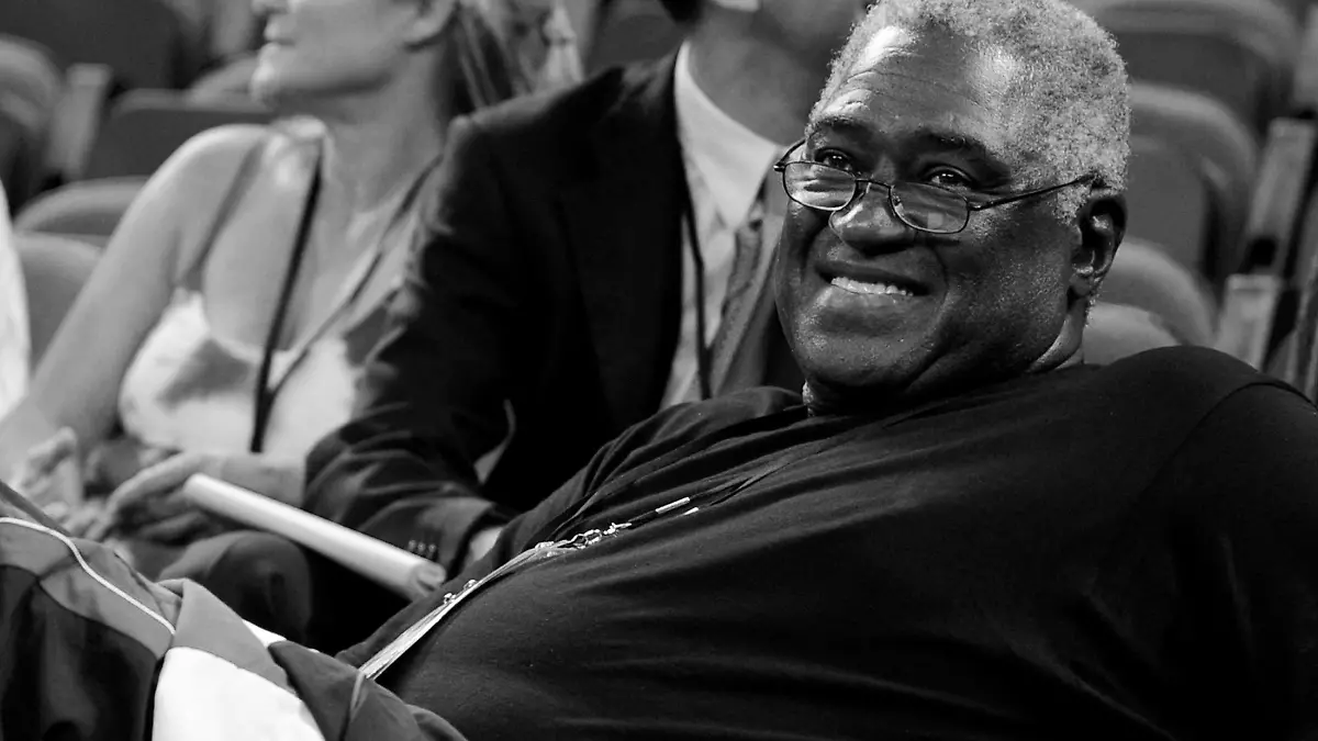 FILE PHOTO: Former NBA star Willis Reed smiles during a U.S. basketball team training session for the Beijing Olympics at the Venetian Macao-Resort-Hotel in Macau July 30, 2008. REUTERS/Victor Fraile/File Photo