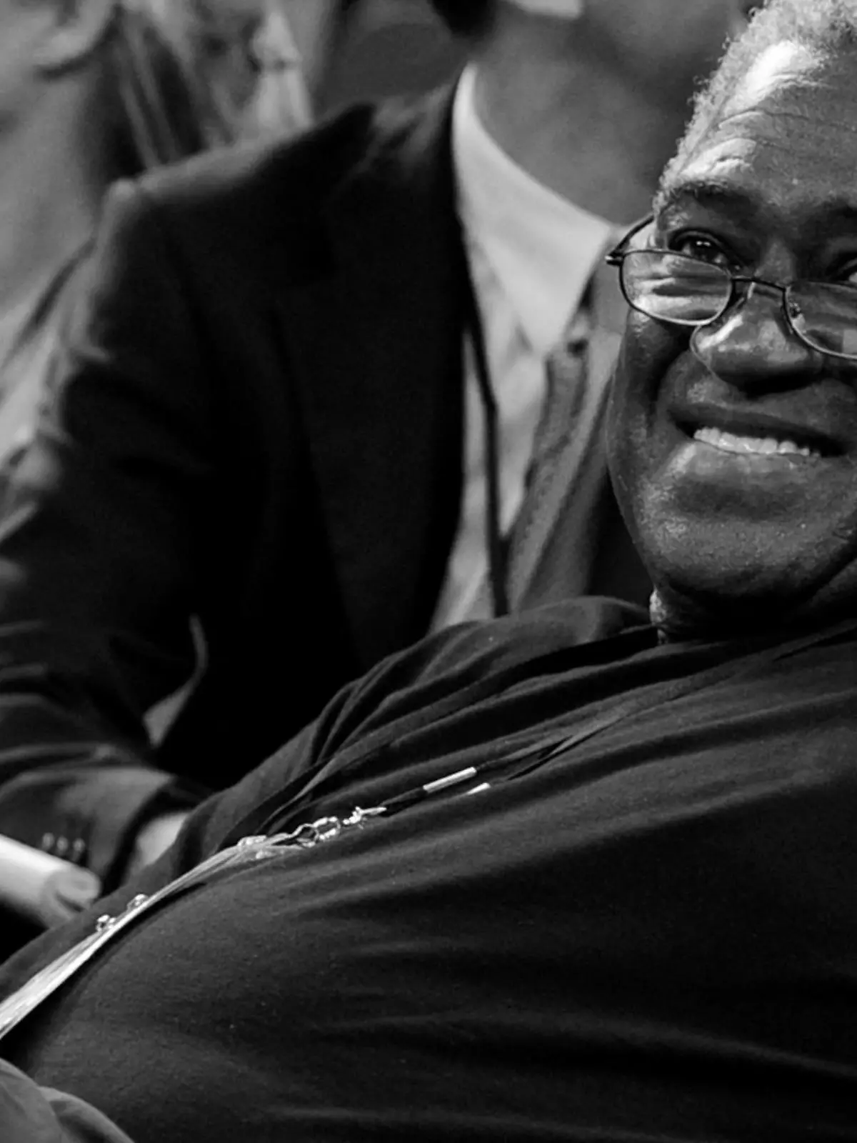 FILE PHOTO: Former NBA star Willis Reed smiles during a U.S. basketball team training session for the Beijing Olympics at the Venetian Macao-Resort-Hotel in Macau July 30, 2008.  REUTERS/Victor Fraile/File Photo