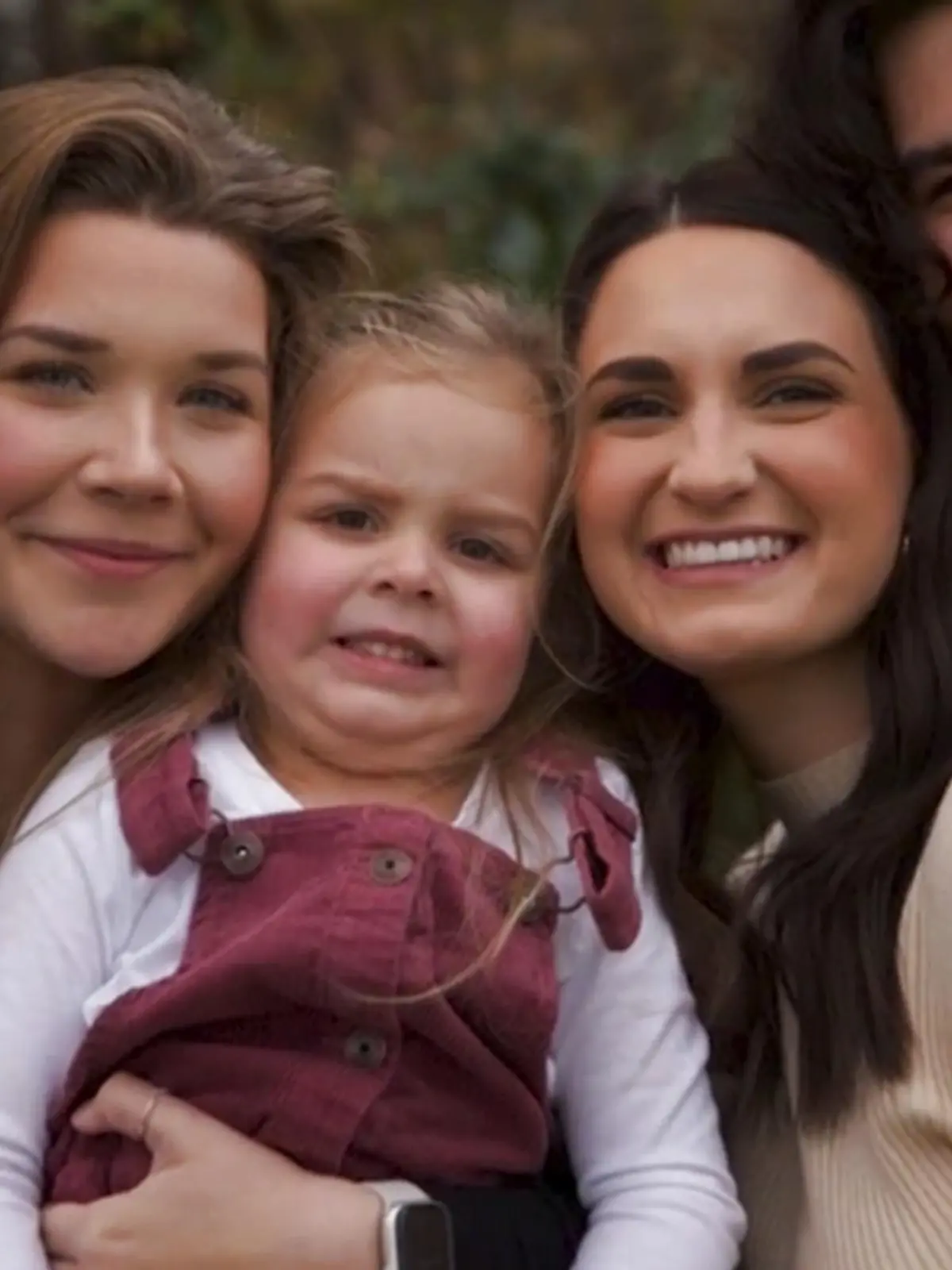 Bei Familie Spickler aus den USA sehen Familienfotos ziemlich witzig aus: Der Grund ist die vierjährige Ruby, die es einfach nicht schafft, zu lächeln. Aber das etwas rauskommt, wenn sie es versucht, das bringt immerhin alle anderen zum Schmunzeln. Auch im Internet, wo zurzeit ein Video von der Kleinen die Runde macht. Warum es aber niemanden Sorge bereiten sollte, wenn ein Kind in diesem Alter nicht lächeln kann, erklärt Kinderarzt Jakob Maske im Video.