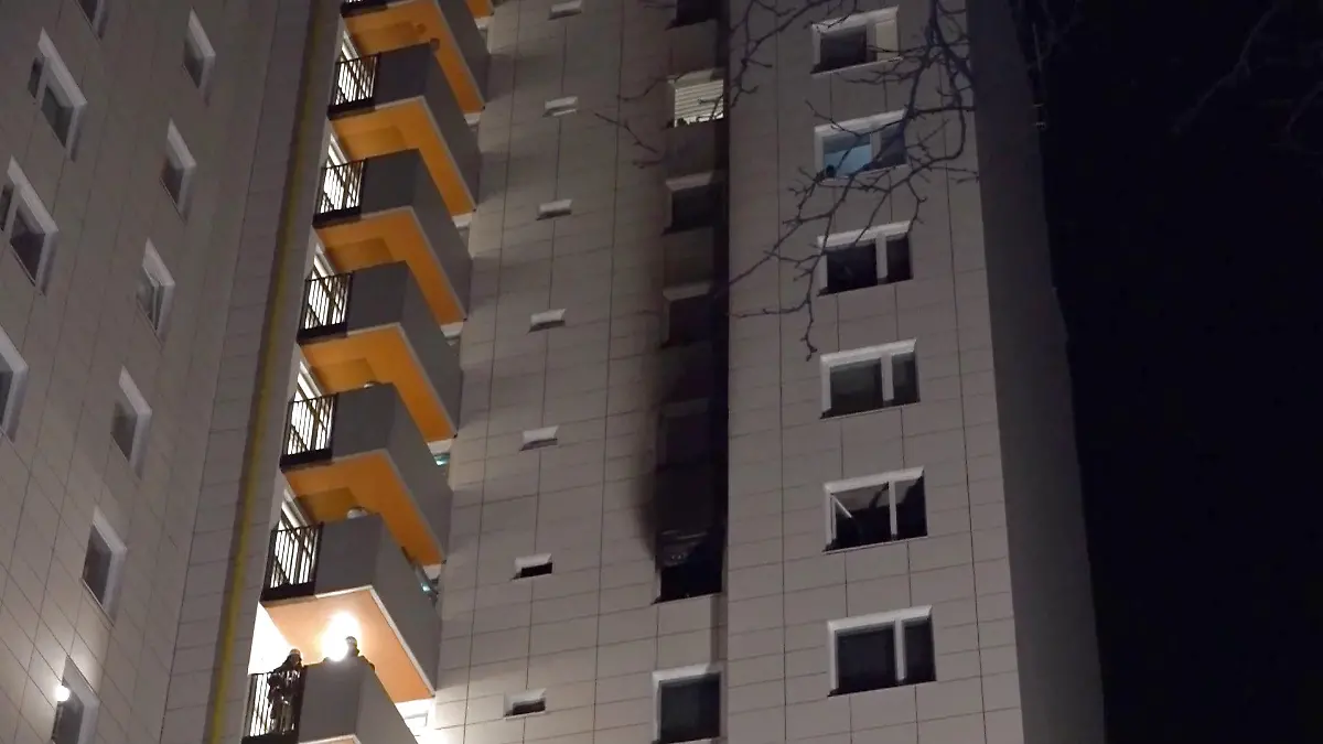 In einer Wohnung im 10. Obergeschoss in diesem Hochhaus in Bremen hat es in der Nacht zu Mittwoch (22. März 2023) gebrannt.