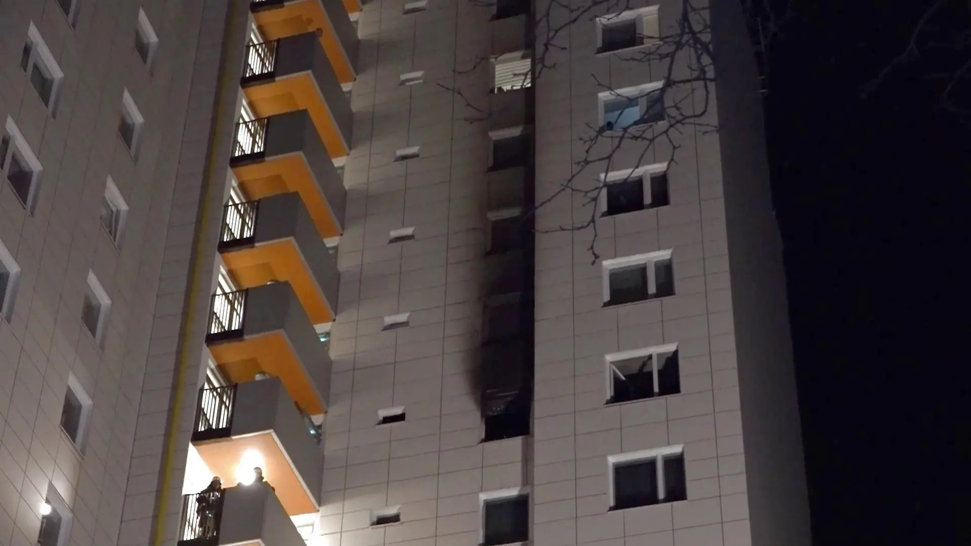 In einer Wohnung im 10. Obergeschoss in diesem Hochhaus in Bremen hat es in der Nacht zu Mittwoch (22. März 2023) gebrannt.