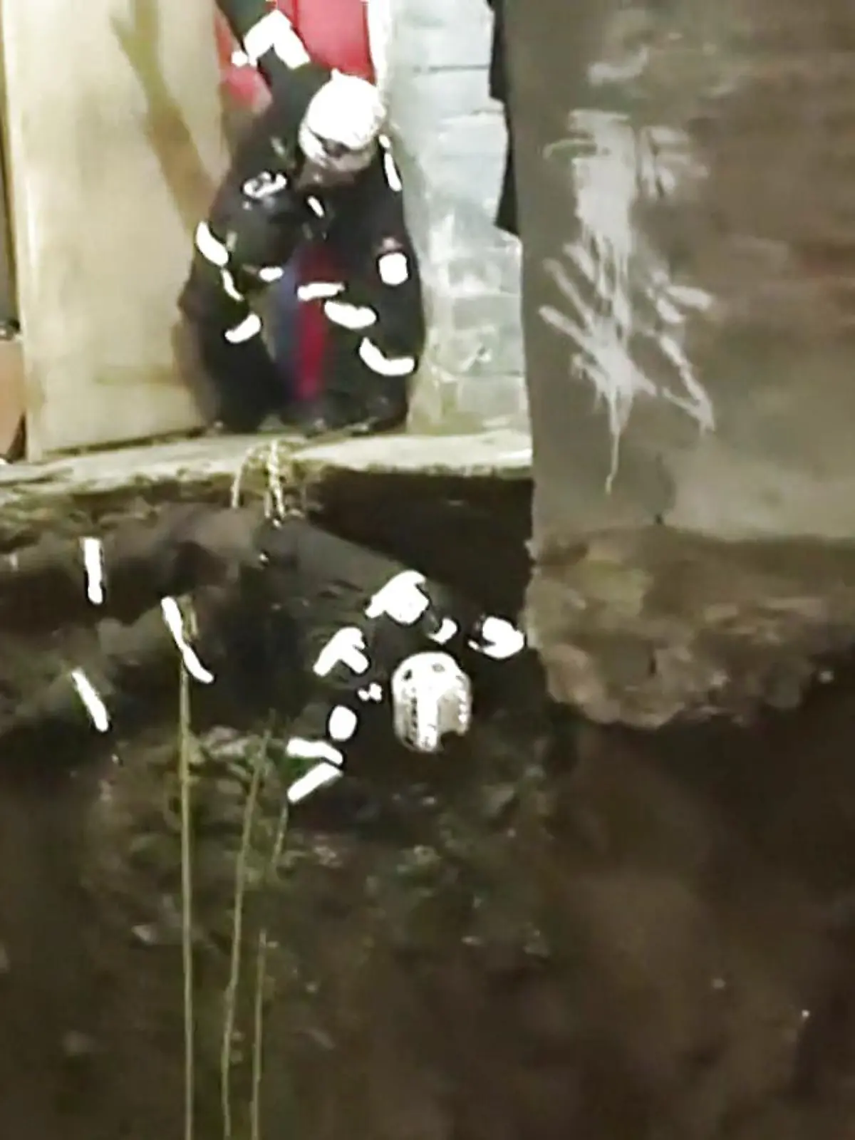 Ein peruanischer Rettungssanitäter wurde am frühen Mittwoch (22. März) verletzt, als eine Gefriertruhe auf ihn fiel und ihn traf, während er in Lima nach Vermissten suchte. Der Beamte Joao Loyola, der auf der Suche nach zwei Vermissten in den Rimac-Fluss hinabgestiegen war, wurde bewusstlos, als eine Gefriertruhe und Trümmerteile, die aus einem der durch den Erdrutsch beschädigten Häuser fielen, ihn trafen.