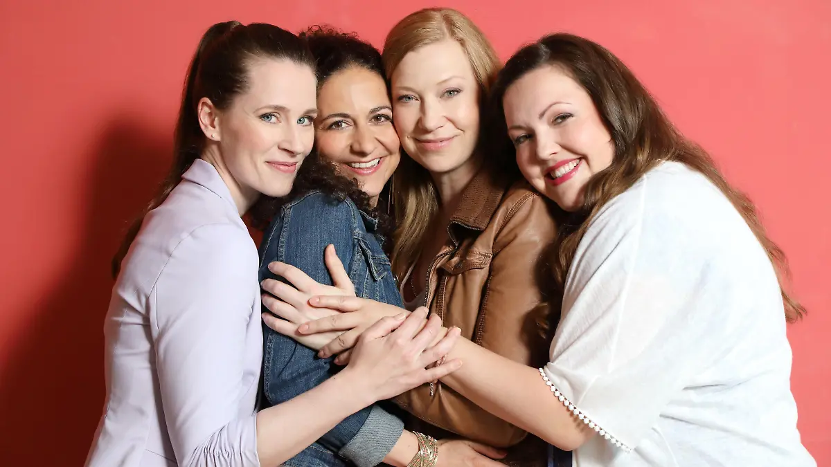 Die vier Freundinnen v.l.: Heike (Katrin Höft), Kaya (Shirin Soraya), Tina (Franziska Arndt) und Nadine (Sarah Victoria Schalow)

Die Verwendung des sendungsbezogenen Materials ist nur mit dem Hinweis und Verlinkung auf RTL+ gestattet.
