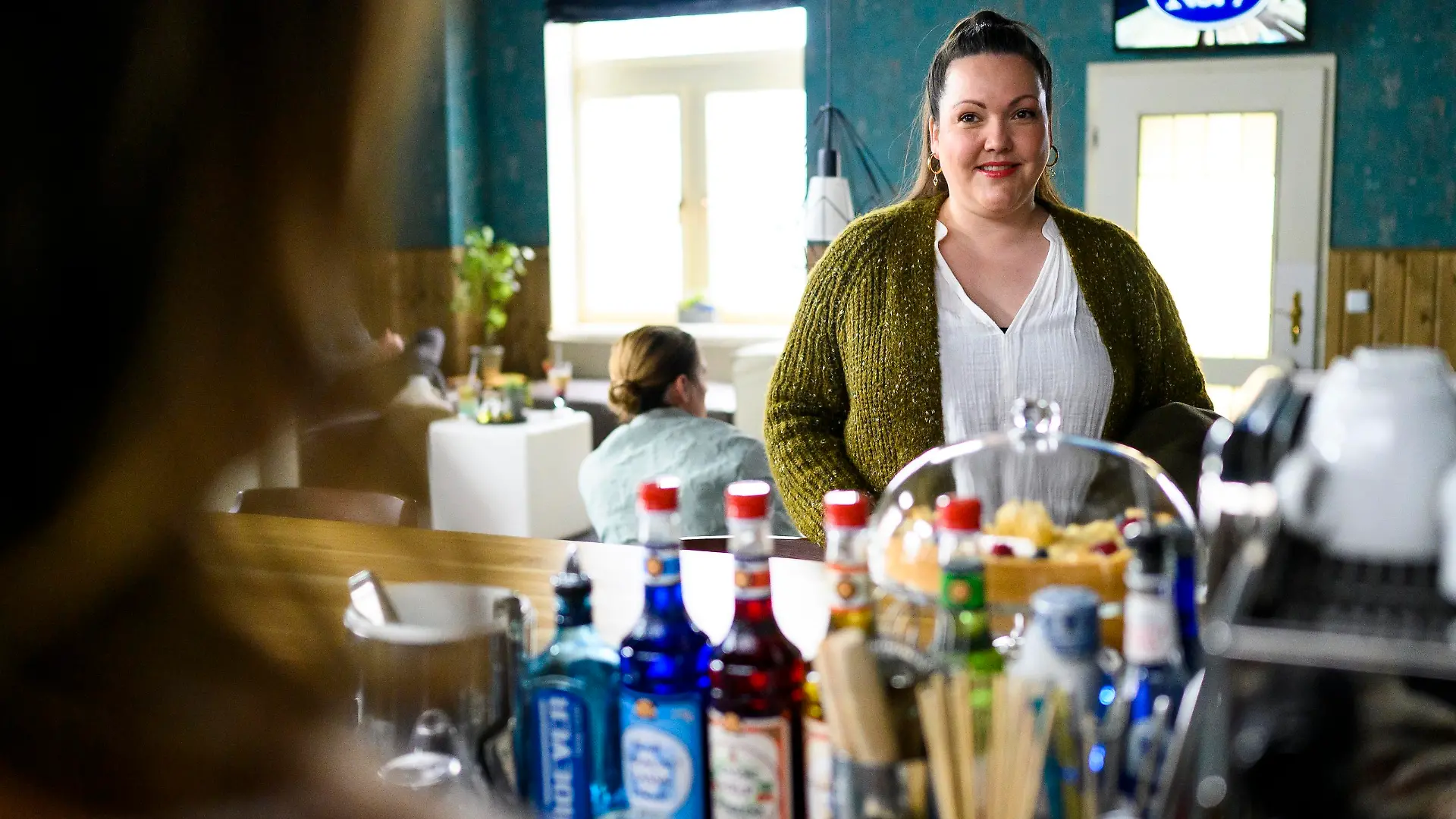 Hanna (Sarah Victoria Schalow, r.) ist erleichtert, einen Zugang zu Daniela (Berrit Arnold, Rückansicht) zu finden.
Die Verwendung des sendungsbezogenen Materials ist nur mit dem Hinweis und Verlinkung auf RTL+ gestattet.