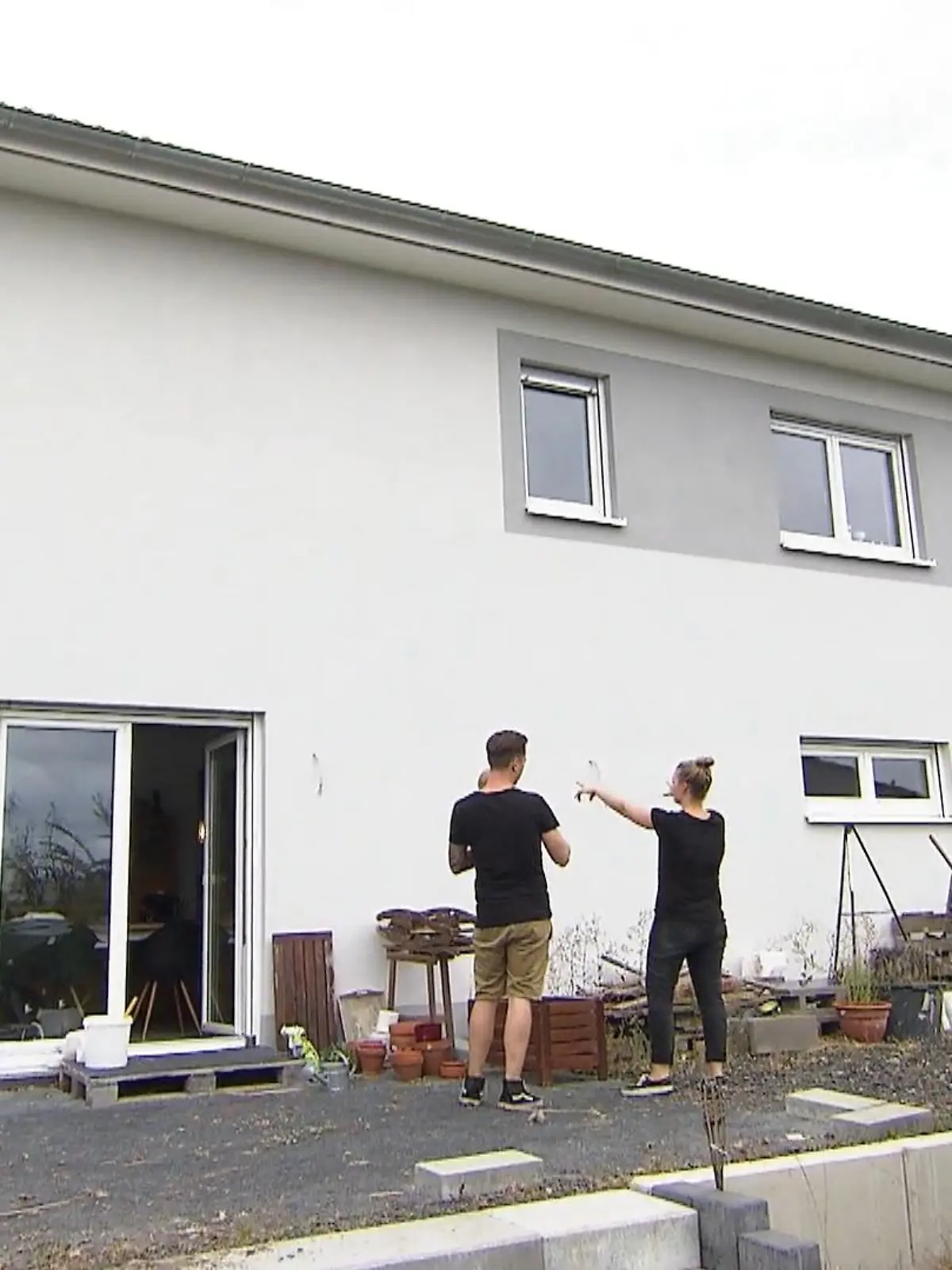 Der Zinsanstieg und die hohe Inflation haben dem langen Immobilienboom in Deutschland ein jähes Ende gesetzt. Im Schlussquartal 2022 verbilligten sich Wohnungen sowie Ein- und Zweifamilienhäuser so stark wie seit 16 Jahren nicht mehr, wie das Statistische Bundesamt am Freitag in Wiesbaden mitteilte. Experten erwarten, dass sich der Preisrückgang dieses Jahr fortsetzt.