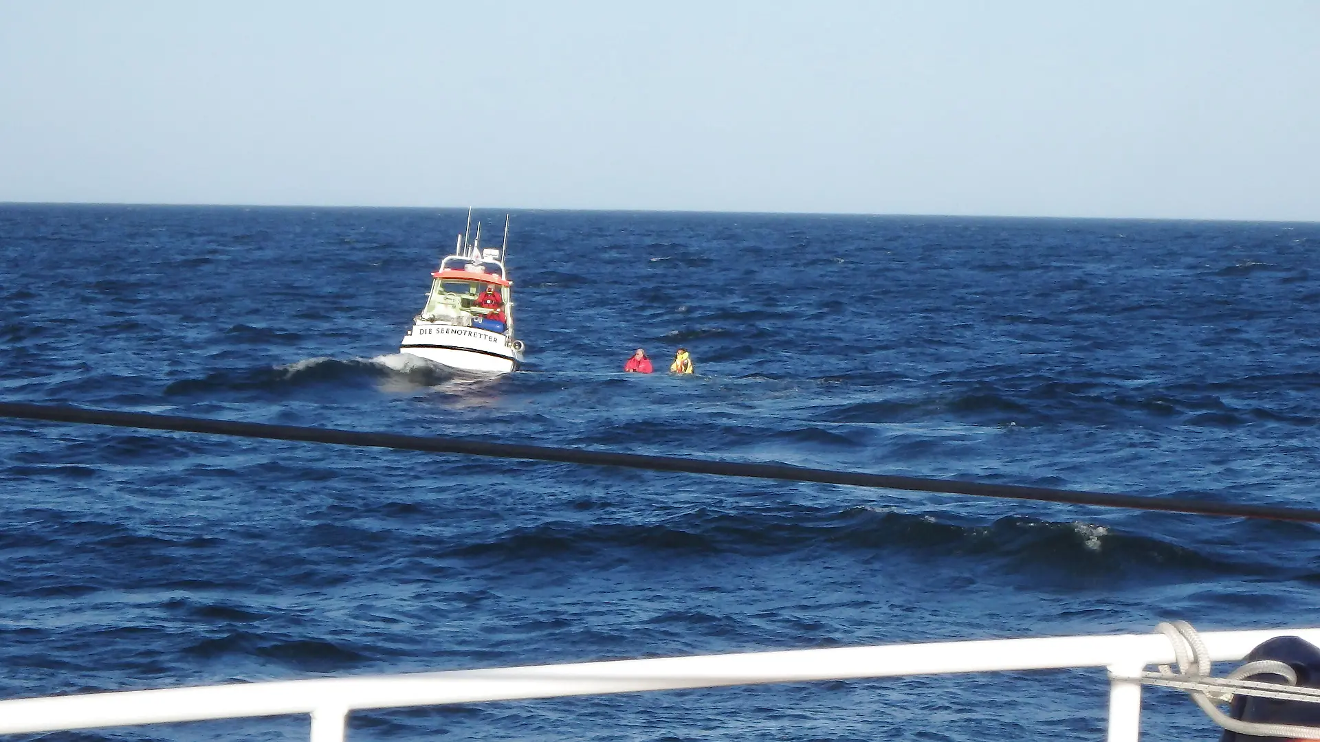 Mit dem Tochterboot STEPPKE des Seenotrettungskreuzers BERLIN der DGzRS konnten die Seenotretter Pete Sage und seine Ehefrau von dem Dinghy ihrer gesunkenen Segelyacht retten. Foto: Die Seenotretter – DGzRS