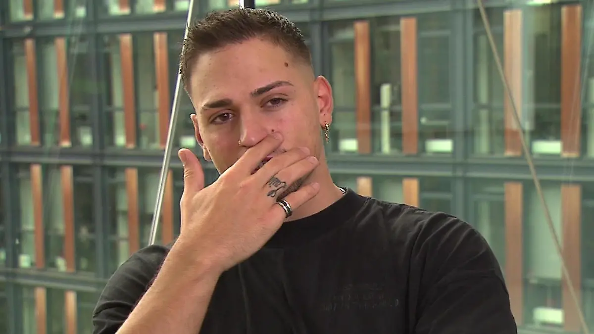 "Make Love, Fake Love"-Finalist Max Bornmann hat den Namen seiner Ex-Freundin Luisa auf dem Finger verewigt