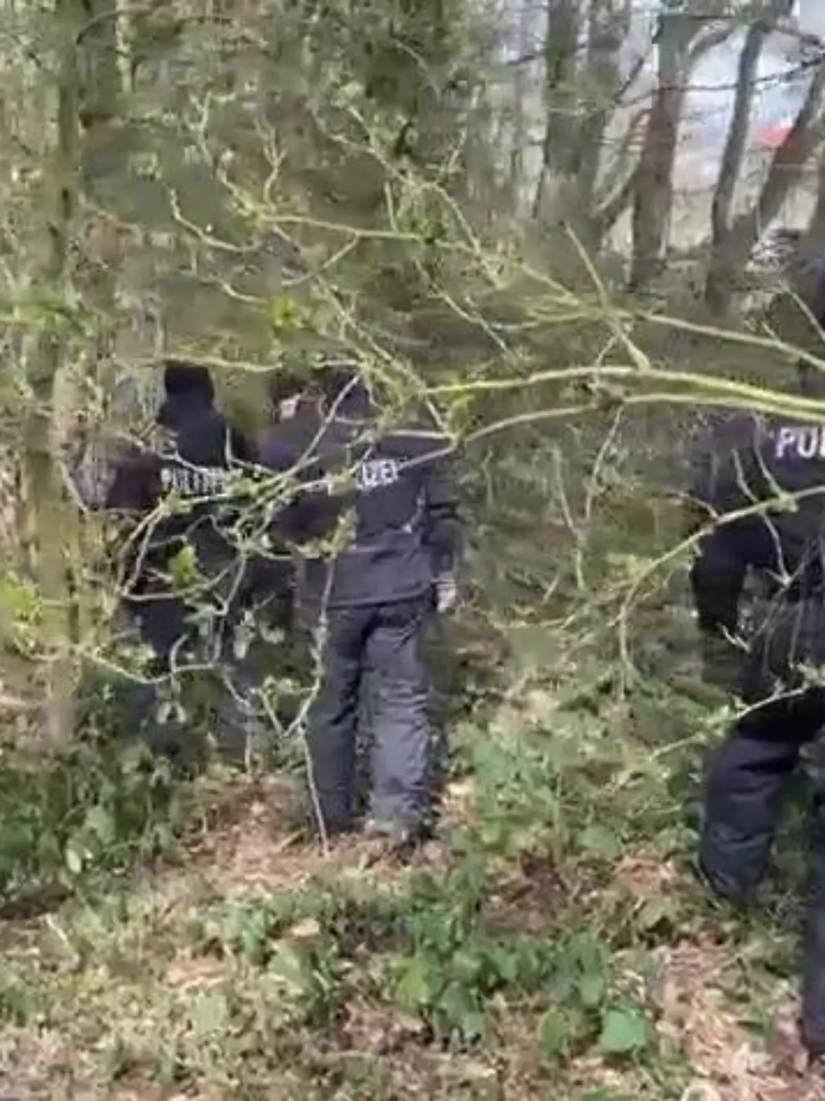 Mehrere Polizisten durchsuchen den Tatort auf Sylt.