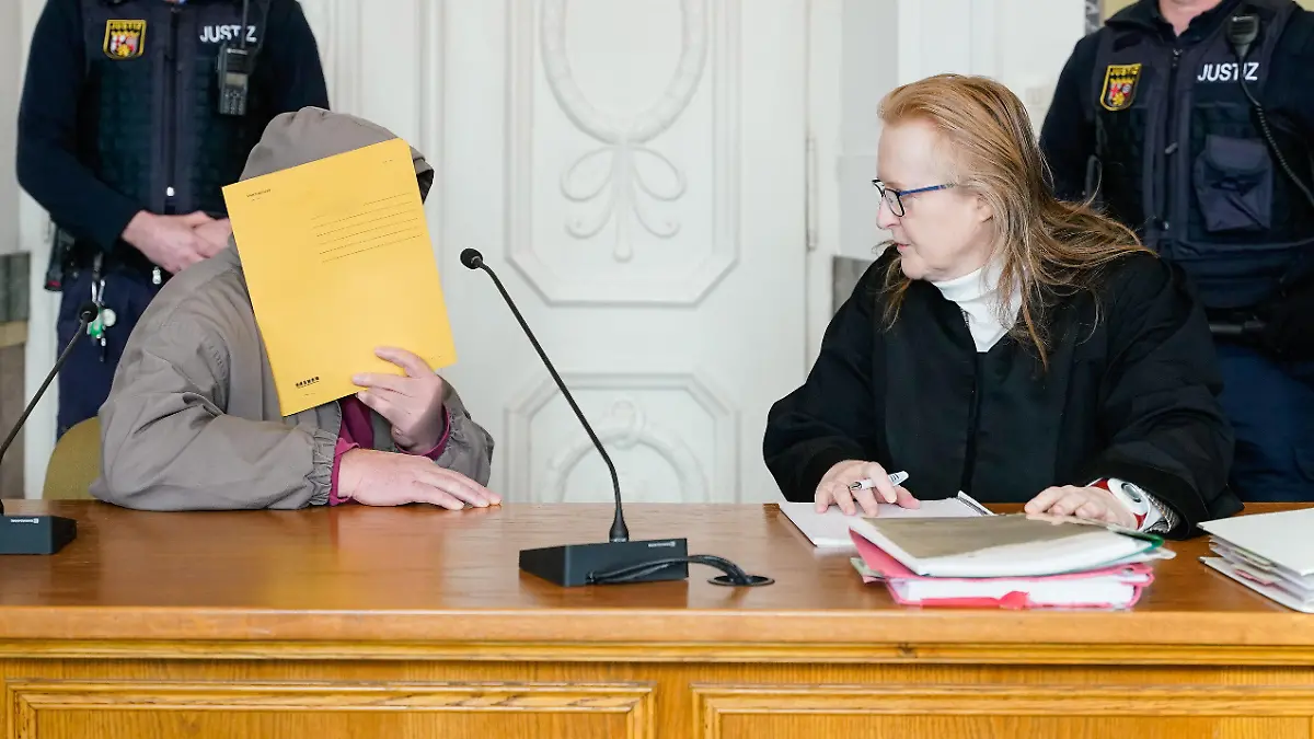 01.03.2024, Rheinland-Pfalz, Landau in der Pfalz: Der Angeklagte (l) spricht im Verhandlungssaal des Landgerichts mit seiner Rechtsanwältin Gabriele Haas. Dem 62-Jährigen wird vorgeworfen, eine Zehnjährige auf dem Schulweg entführt und sexuell missbraucht zu haben. Rund ein halbes Jahr nach der Entführung und dem sexuellen Missbrauch eines Kindes im pfälzischen Edenkoben beginnt am Freitag vor dem Landgericht in Landau (9.00 Uhr) der Prozess gegen den mutmaßlichen Täter. Der Angeklagte soll am 11. September ein zehnjähriges Mädchen auf dessen Schulweg mit Gewalt in sein Auto gedrückt und es später in einem leer stehenden Gebäude missbraucht haben. Foto: Uwe Anspach/dpa - ACHTUNG: Person(en) wurde(n) aus rechtlichen Gründen gepixelt +++ dpa-Bildfunk +++