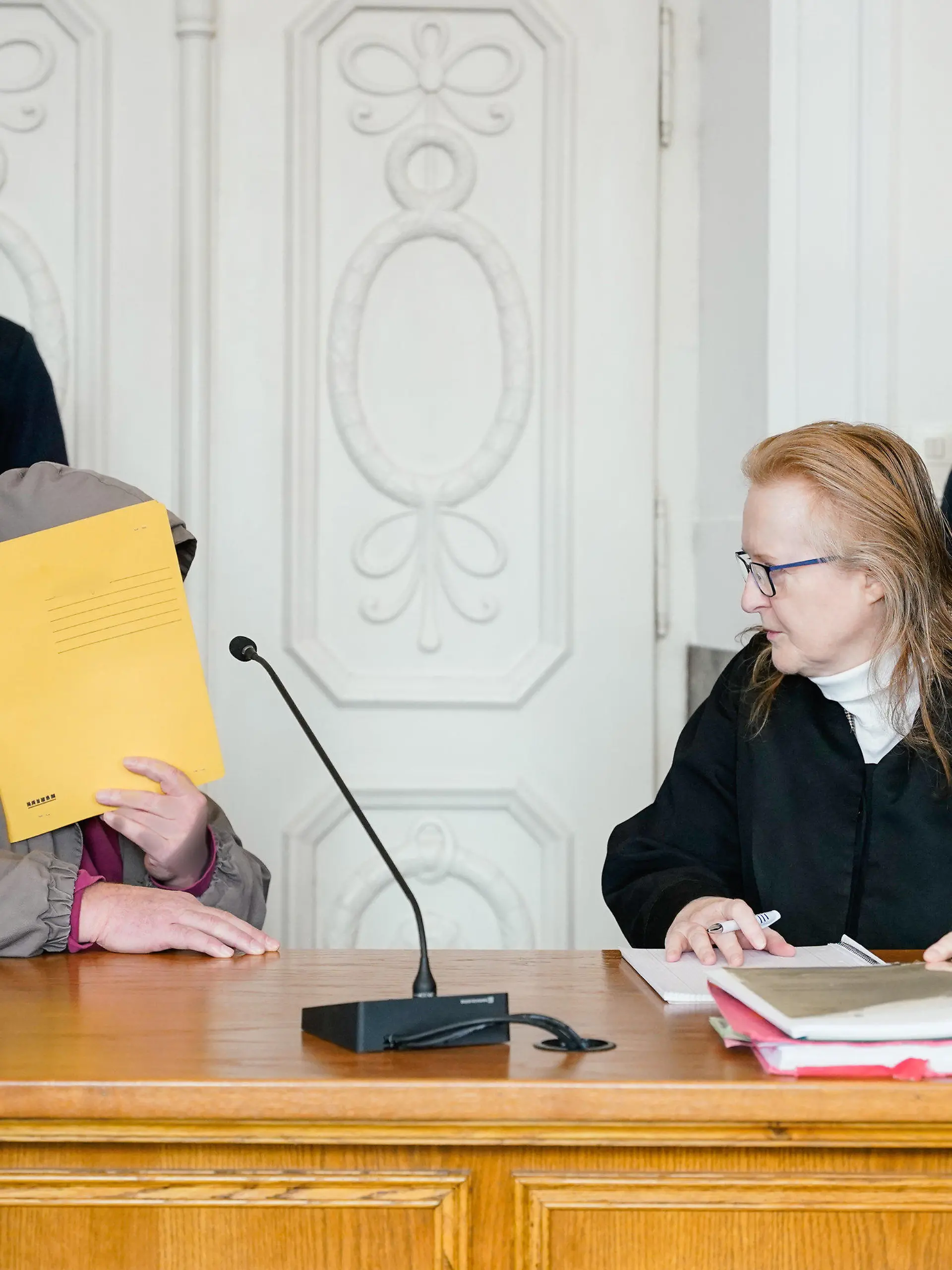 01.03.2024, Rheinland-Pfalz, Landau in der Pfalz: Der Angeklagte (l) spricht im Verhandlungssaal des Landgerichts mit seiner Rechtsanwältin Gabriele Haas. Dem 62-Jährigen wird vorgeworfen, eine Zehnjährige auf dem Schulweg entführt und sexuell missbraucht zu haben. Rund ein halbes Jahr nach der Entführung und dem sexuellen Missbrauch eines Kindes im pfälzischen Edenkoben beginnt am Freitag vor dem Landgericht in Landau (9.00 Uhr) der Prozess gegen den mutmaßlichen Täter. Der Angeklagte soll am 11. September ein zehnjähriges Mädchen auf dessen Schulweg mit Gewalt in sein Auto gedrückt und es später in einem leer stehenden Gebäude missbraucht haben. Foto: Uwe Anspach/dpa - ACHTUNG: Person(en) wurde(n) aus rechtlichen Gründen gepixelt +++ dpa-Bildfunk +++